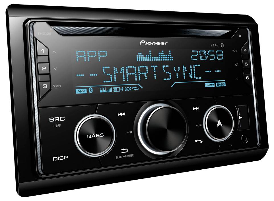 Autoradiové rozhraní zobrazující 'APP SMARTSYNC' s ovládacími knoflíky a tlačítky pro výběr zdroje, přizpůsobení displeje, basů a hlasitosti.
