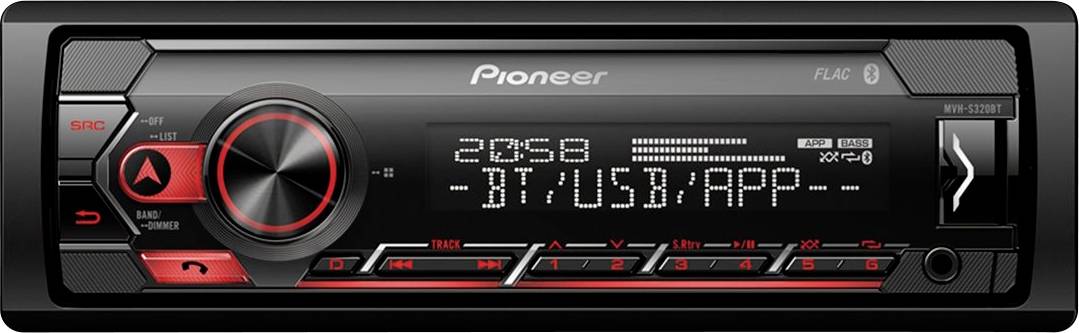 Automobil­ový stereosystém s digitálním displejem zobrazujícím „20:58 - BT/USB/APP". Mezi funkce patří ovladač hlasitosti, různá tlačítka a logo značky.