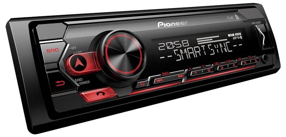Automobilový stereofonní systém s digitálním displejem zobrazujícím 'SMARTSYNC', obsahující různá ovládací tlačítka a velký regulátor hlasitosti, v designu červené/černé barvy.