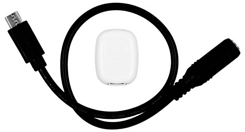 Černý kabel s USB konektory a bílé obdélníkové zařízení, případně nabíjecí pouzdro, jsou umístěny na bílém pozadí.
