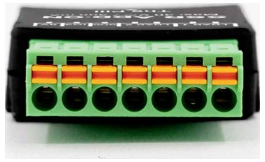 'Detailní pohled na zelený a oranžový elektrický konektor se šesti porty, zobrazující přední pohled na svorkovnici.'