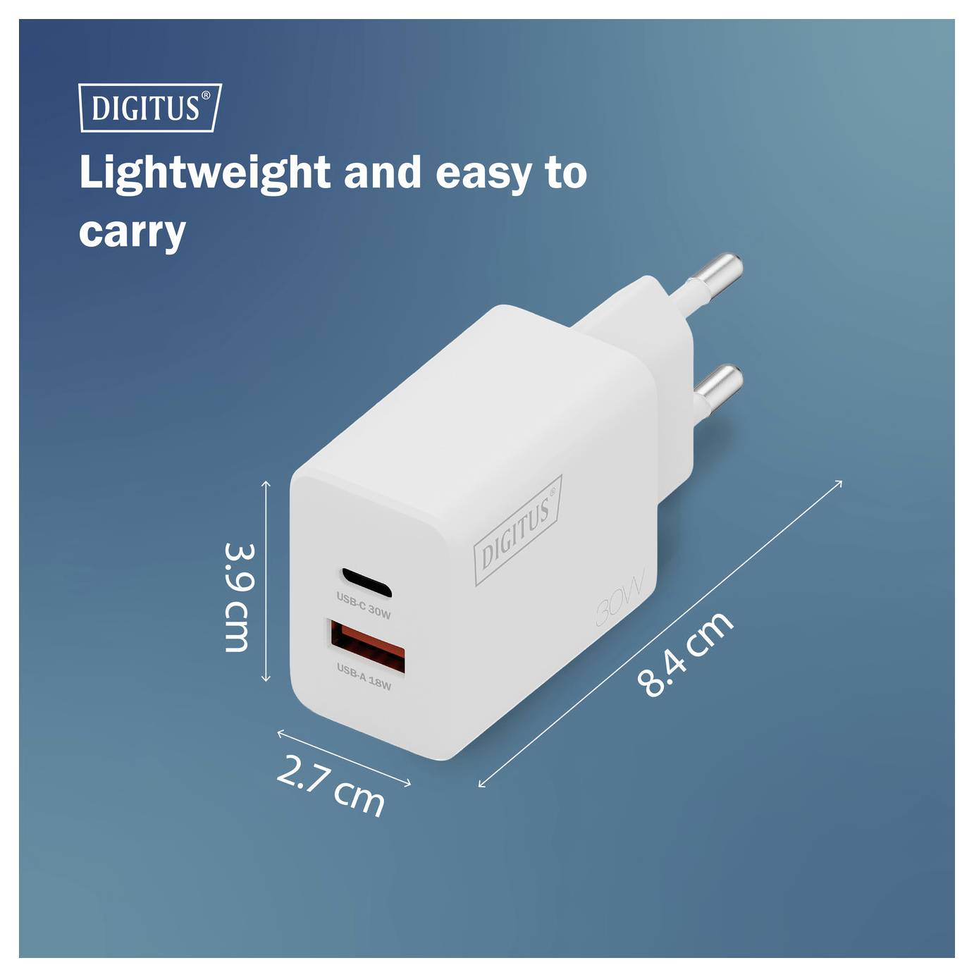 Bílá USB nabíječka do zásuvky se dvěma porty: USB-C a USB-A. Text zní "Lehká a snadno přenosná". Rozměry: 8,4 cm x 3,9 cm x 2,7 cm.