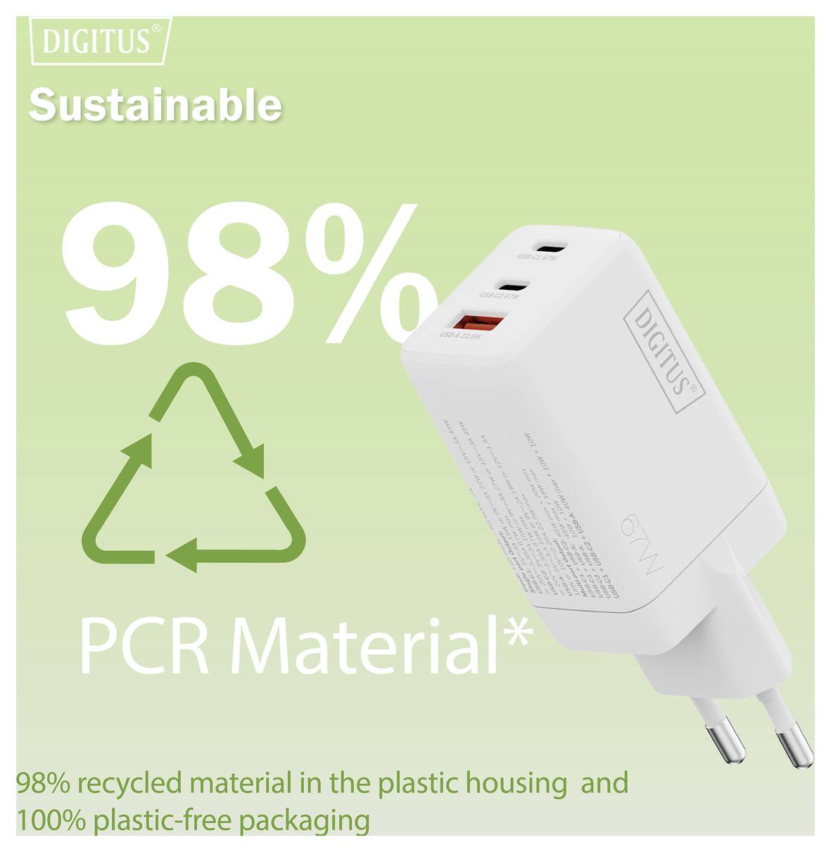 Bílá nabíječka na mobil se dvěma USB porty, označená 'Digitus.' Text na pozadí: '98% PCR Material,' zdůrazňující udržitelnost a recyklované materiály.