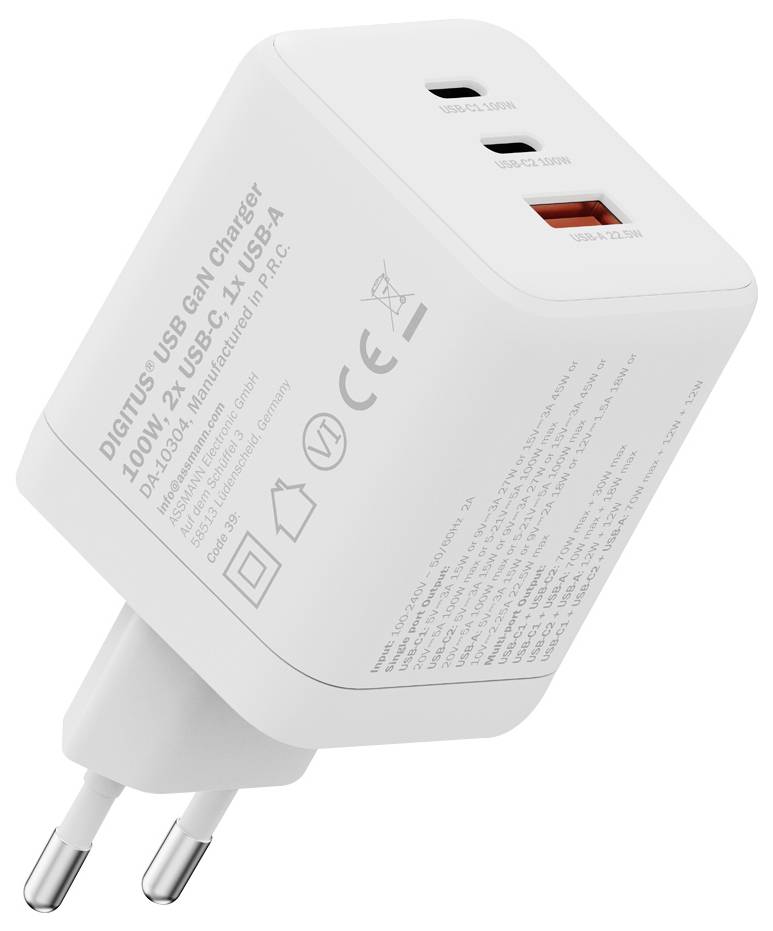 Bílá USB GaN nabíječka se třemi porty; obsahuje porty USB-C a USB-A. Štítek zobrazuje specifikace nabíjení a bezpečnostní ikony.