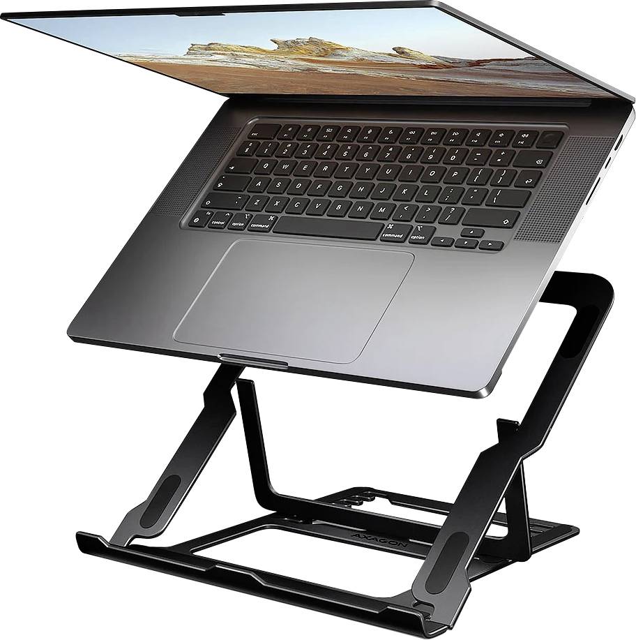 Notebook umístěný na černém nastavitelném stojanu, který zvyšuje obrazovku pro ergonomické sledování. Pozadí zobrazuje pouštní krajinu.