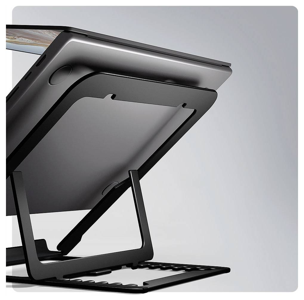 Laptop umístěný na černém nastavitelném stojanu, pohled ze strany, ukazující jeho elegantní kovový design a skloněnou pozici pro ergonomické použití.