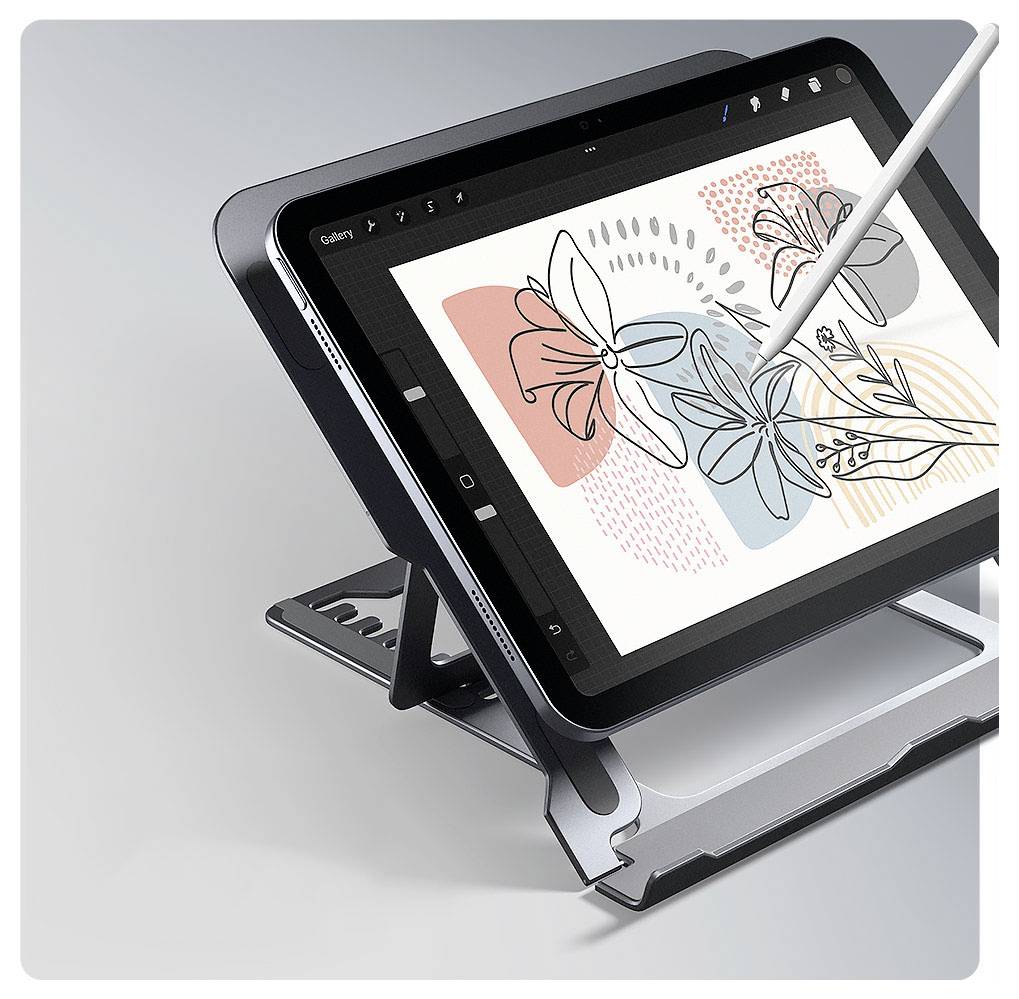 Tablet na stojanu se stylusem kreslícím květinové vzory na obrazovce, který předvádí tvorbu digitálního umění.