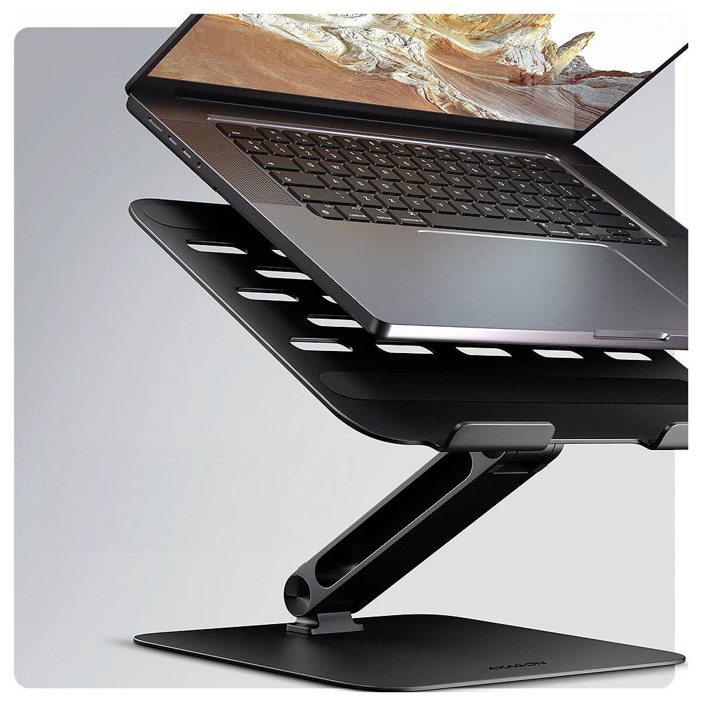 Černý laptop leží na elegantním, nastavitelném kovovém stojanu, který zvýrazňuje krajinový obrázek na jeho obrazovce na světle šedém pozadí.