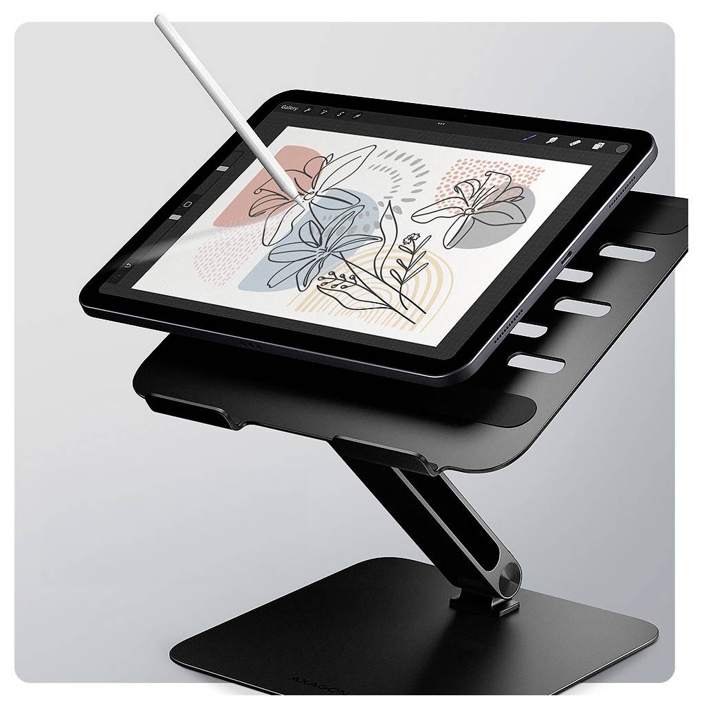 Tablet na černém nastavitelném stojanu zobrazuje digitální ilustraci abstraktních květin v modré, oranžové a šedé barvě. Na obrazovce spočívá stylus.