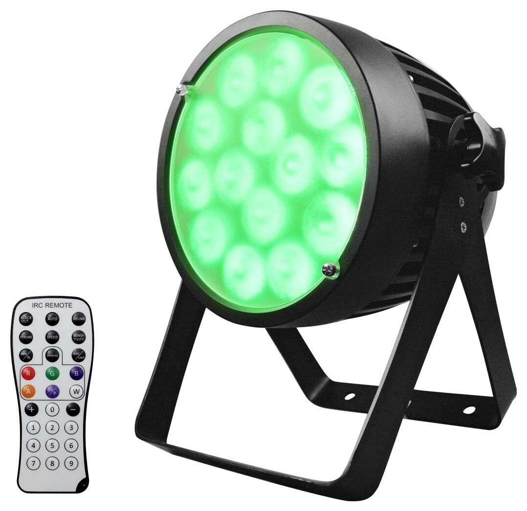 Kulatý LED scénický reflektor se zeleným osvětlením, stojící na stojanu, a přiložené dálkové ovládání s více tlačítky.