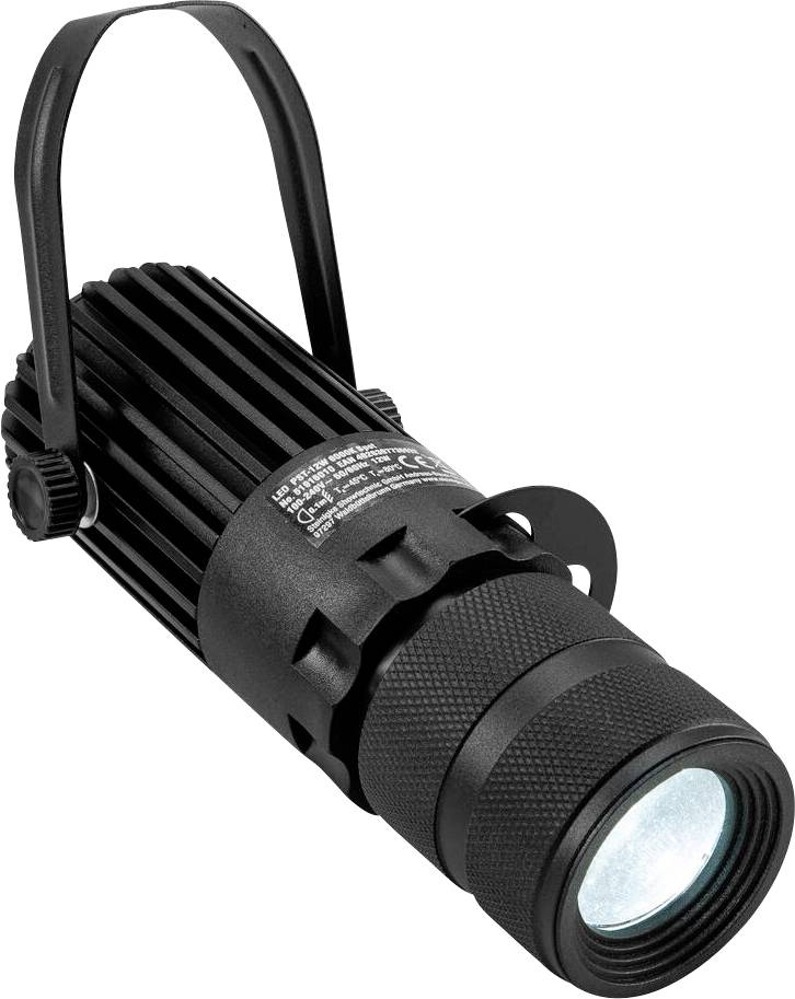 Černý LED reflektor s větraným designem a nastavitelným držadlem, používaný pro zaměřené osvětlení v divadelních nebo fotografických prostředích.