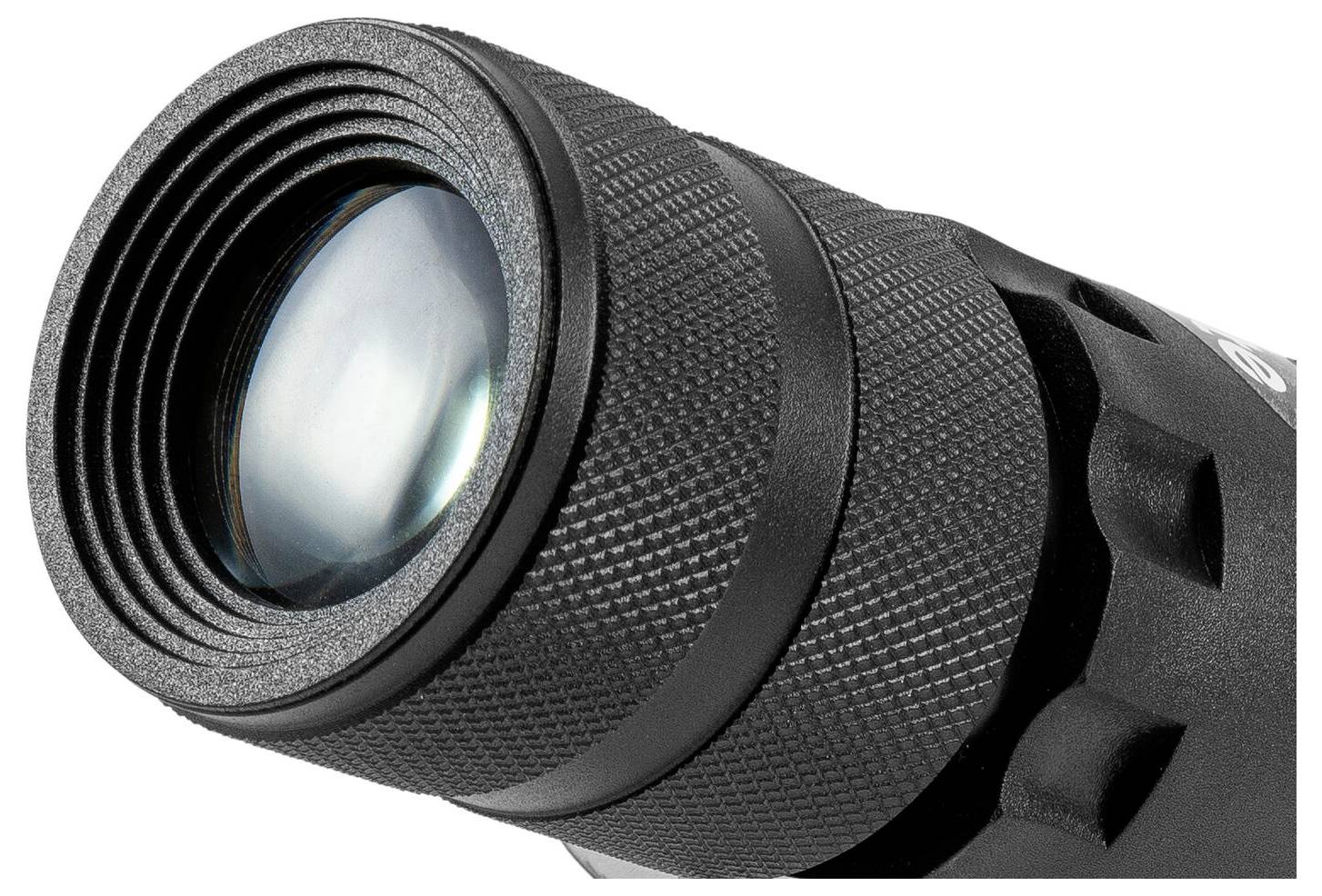 Černý objekt fotoaparátu s texturovanou rukojetí, pohled zepředu, ukazující čiré sklo a detaily okrajů.