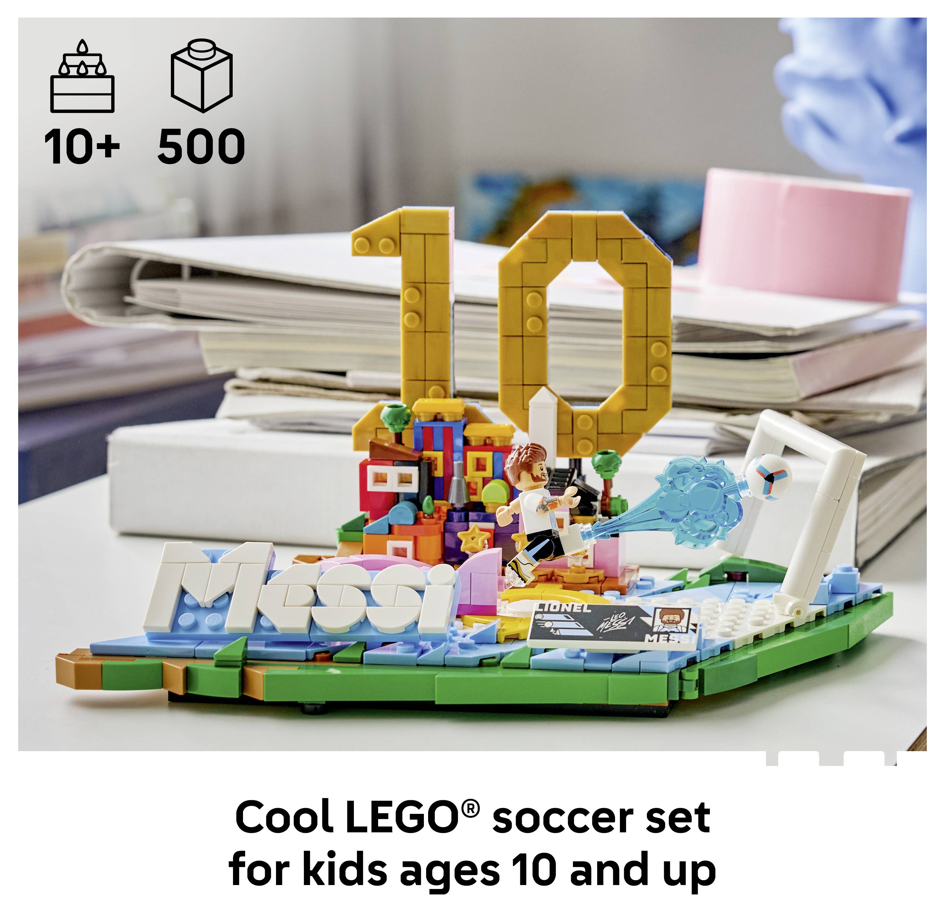Sada LEGO fotbal s velkým číslem "10" postavená z cihel, akční minifigurky a ikony ukazující 10+ a 500 dílků; text říká "Skvělá sada LEGO fotbal pro děti od 10 let a výše".