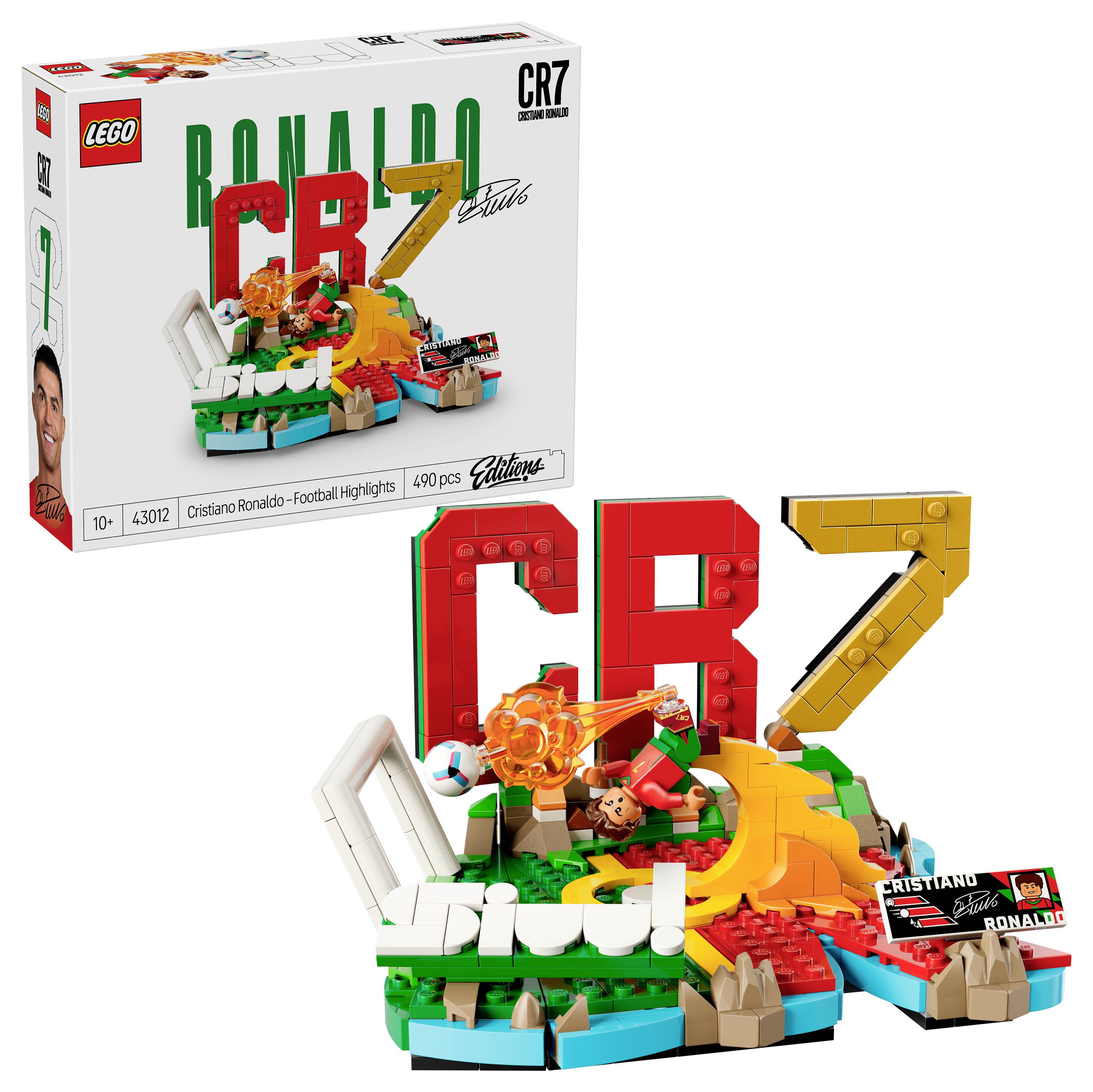 Sada LEGO Cristiano Ronaldo CR7 Football Highlights, která zobrazuje vystavní model s velkými písmeny "CR7", fotbalovou scénu a krabici produktu.