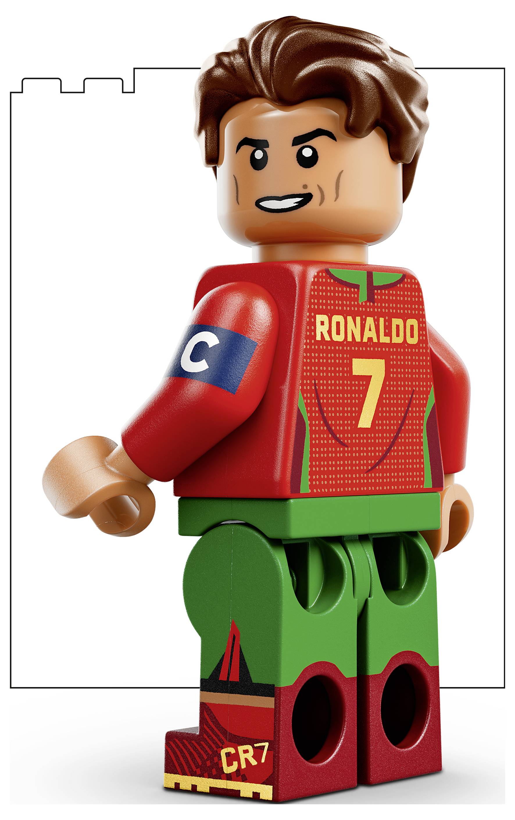 LEGO minifigurka fotbalisty Ronalda v červeném Portugalském dresu číslo 7 a zelených šortkách stojící na bílém pozadí.