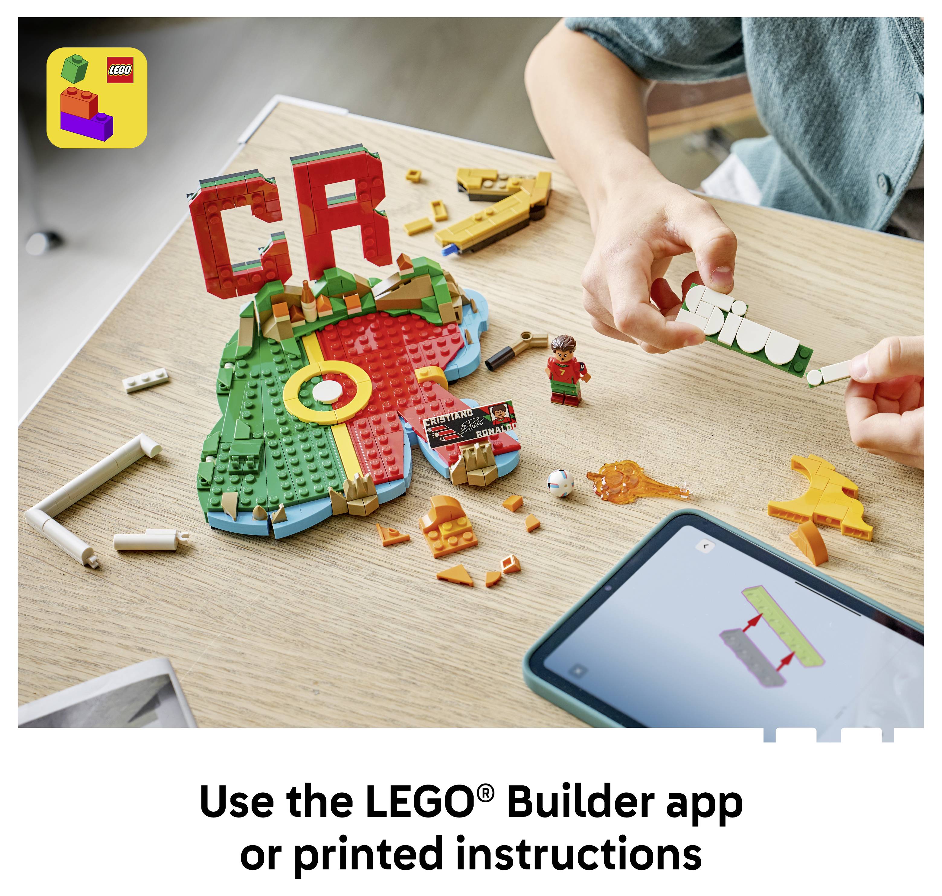 Ruce staví mozaiku z LEGO a volné kostičky na stole, s textem "Použijte aplikaci LEGO® Builder nebo tištěné návody".