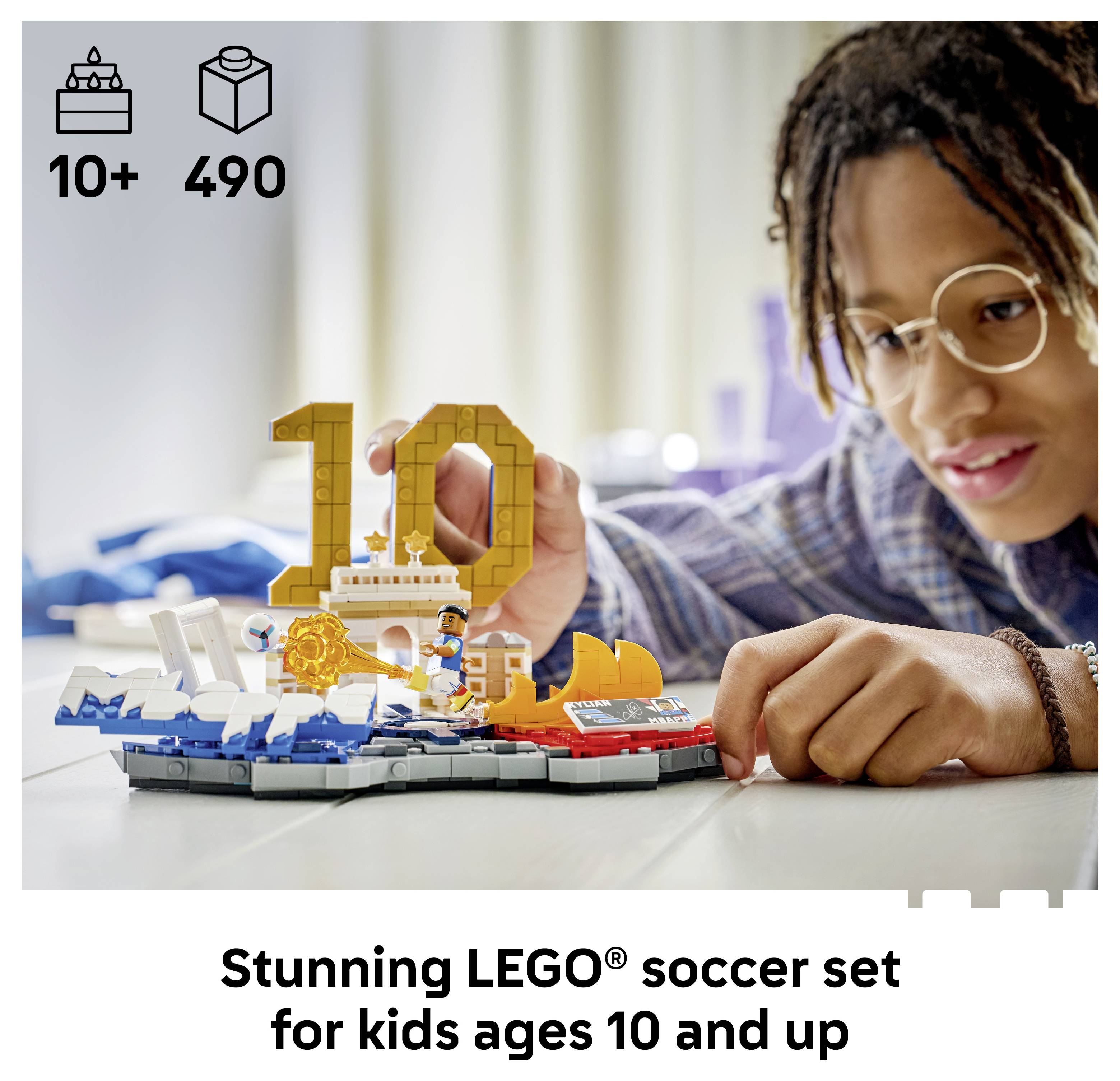 Dítě skládající sadu LEGO fotbalových sad s velkým modelem '10'; text říká 'Úžasná sada LEGO fotbalu pro děti ve věku 10 let a výše.'