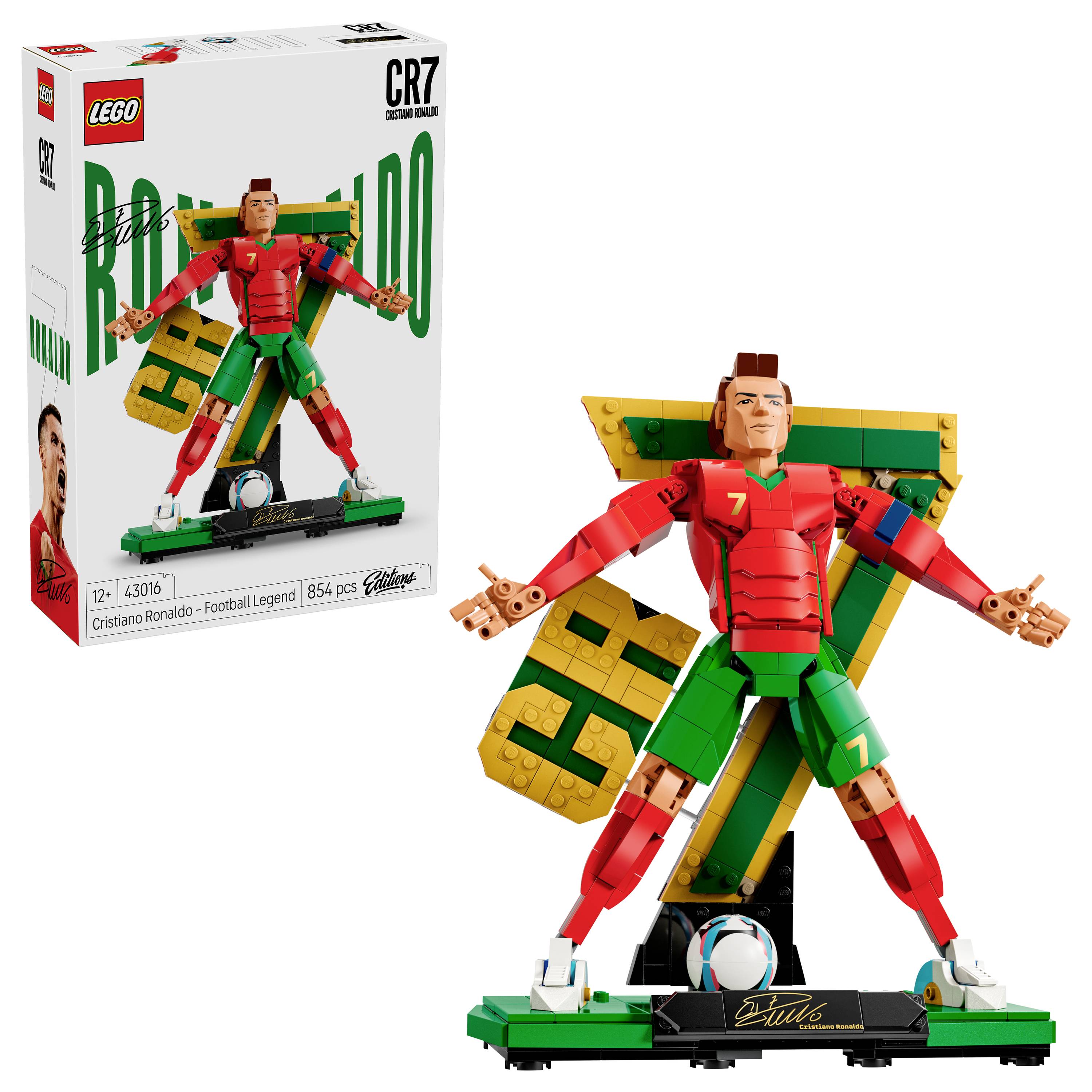 LEGO CR7 'Cristiano Ronaldo – Fotbalová legenda' sada s krabicí a sestaveným modelem zobrazující rudozelenou Ronaldovu minifigurku v poze se fotbalovým míčem a podstavcem.