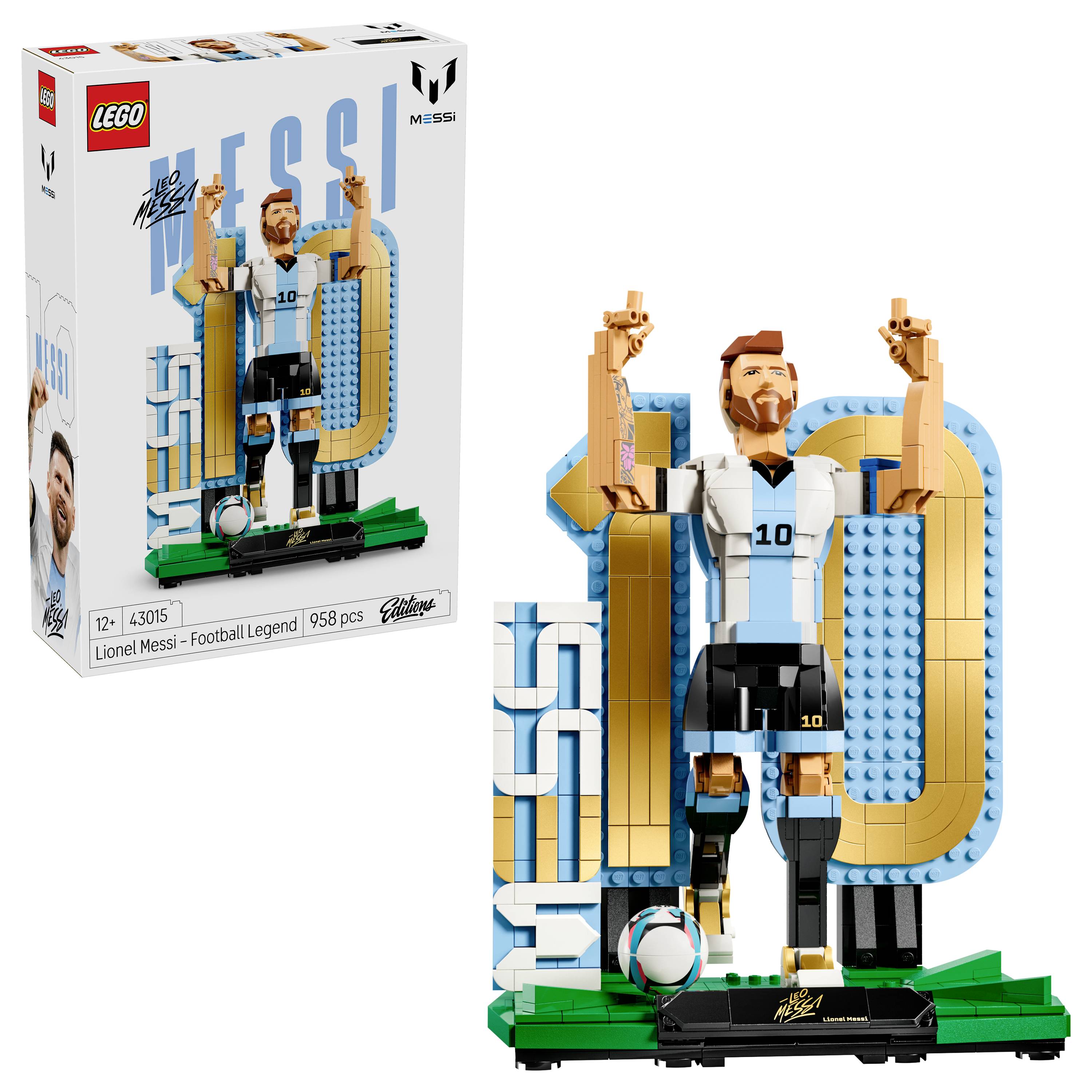 Sada LEGO Lionel Messi Football Legend: krabice a sestavený vystavovací model Messiho slavícího se zvednutýma rukama na zelené podstavci, sada 43015, 598 dílů.