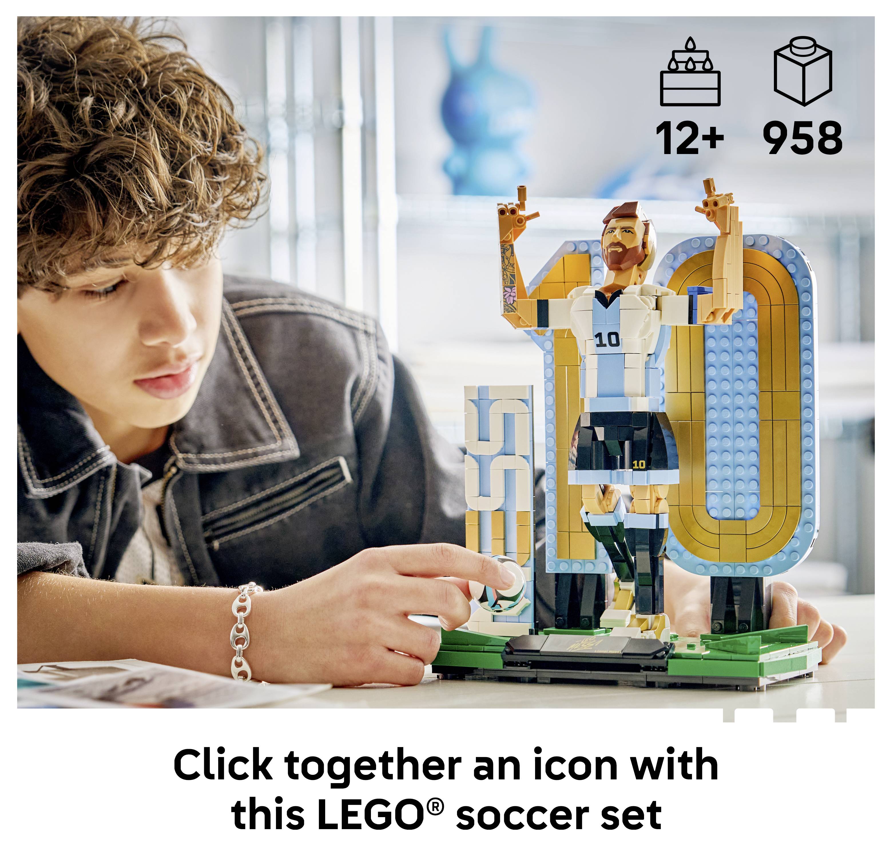 Dvě figurky fotbalisty Messiho ve stylu LEGO, jedna kopající do modrého míče se efektem rotace a druhá stojící dole v dresu Argentiny s číslem 10.