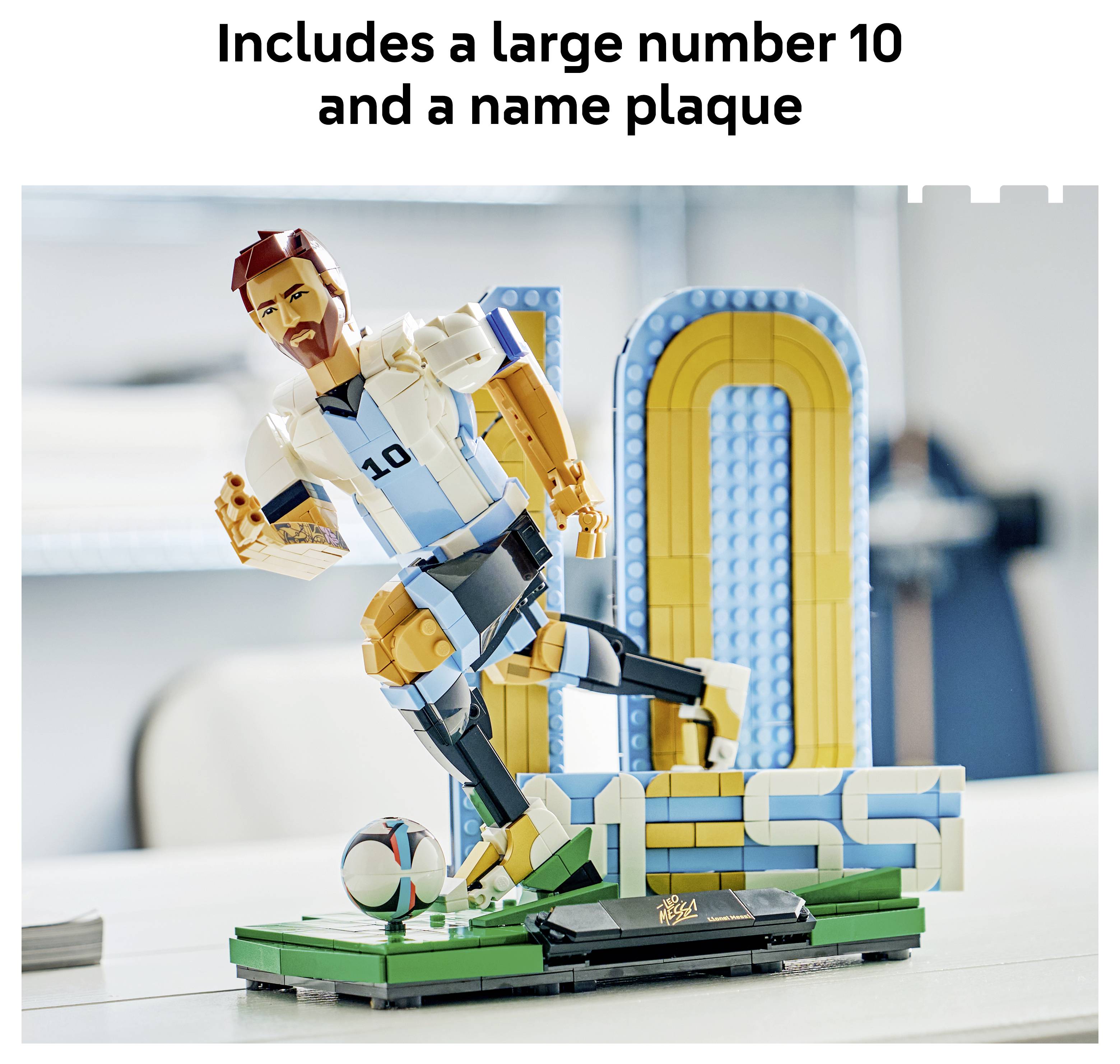 Figurka sportovce ve stylu LEGO zobrazující běžce s číslem 10, s cedulkou se jménem a barvami týmu na podstavci.
