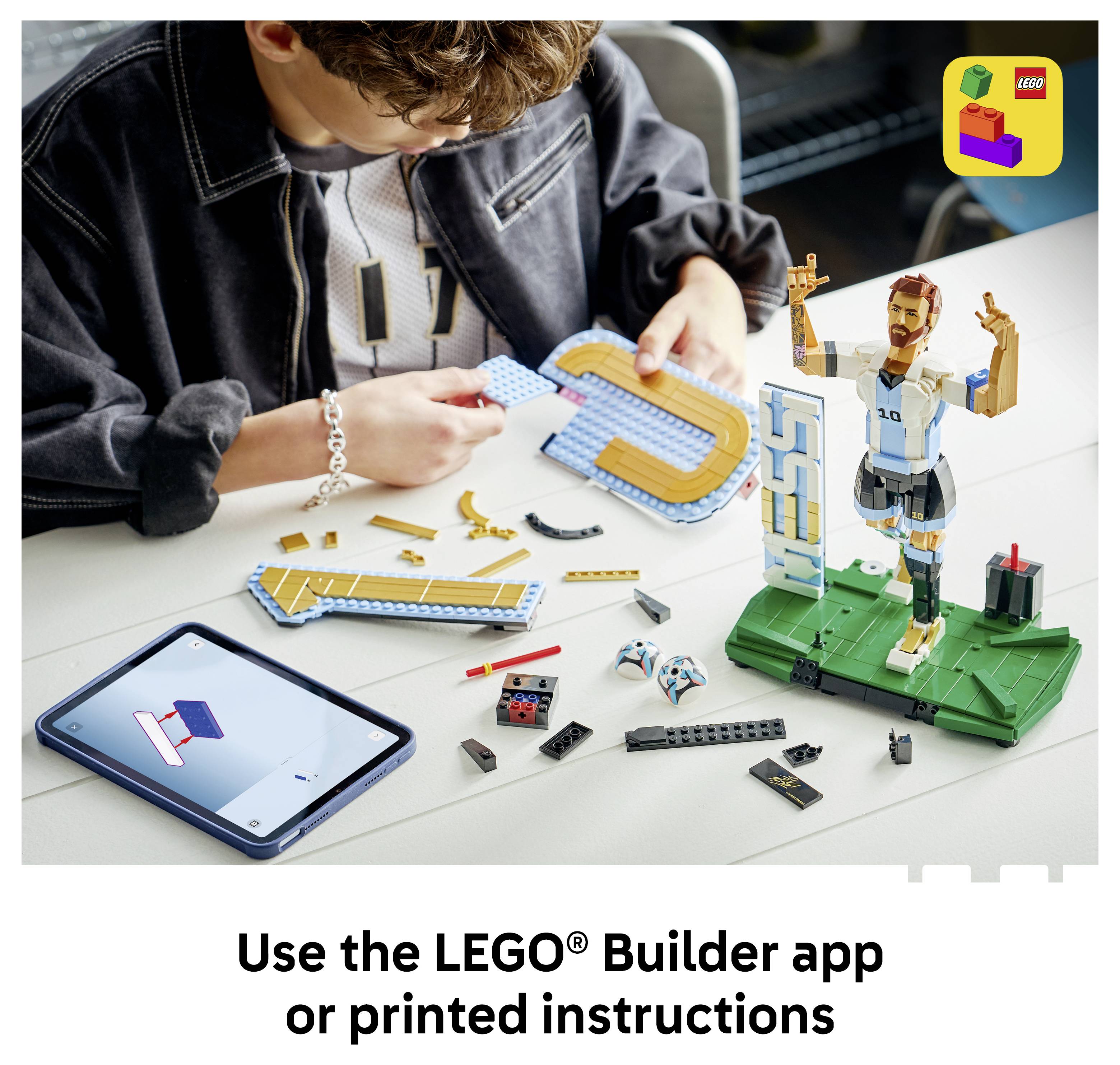 Dítě staví model z LEGO na stole a zároveň používá aplikaci na tabletu; text reklamy říká „Použijte aplikaci LEGO® Builder nebo tištěné pokyny".