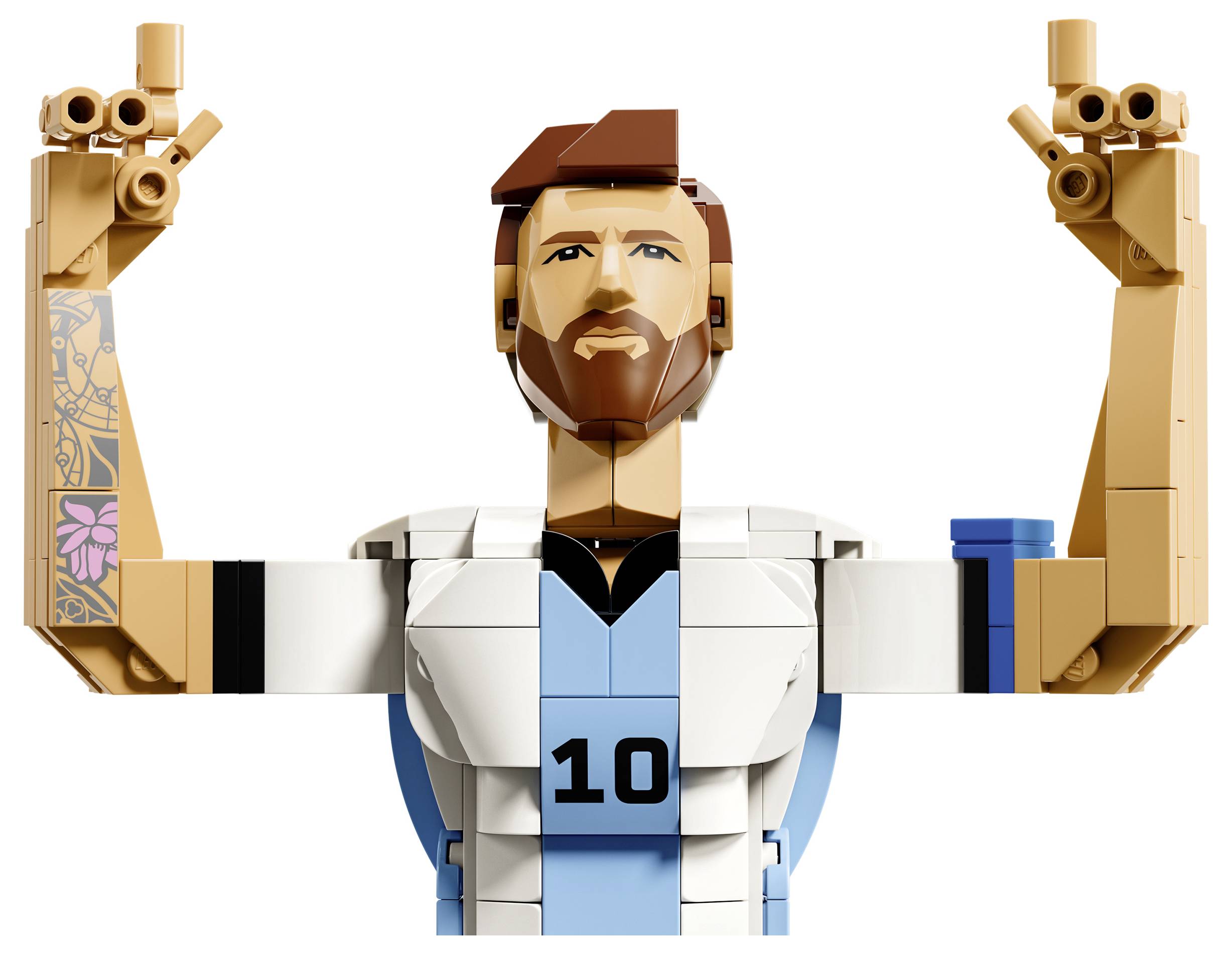 Lego-style mužský sportovec v bílém a světle modrém dresu s číslem 10, zvedající obě paže v oslavě.