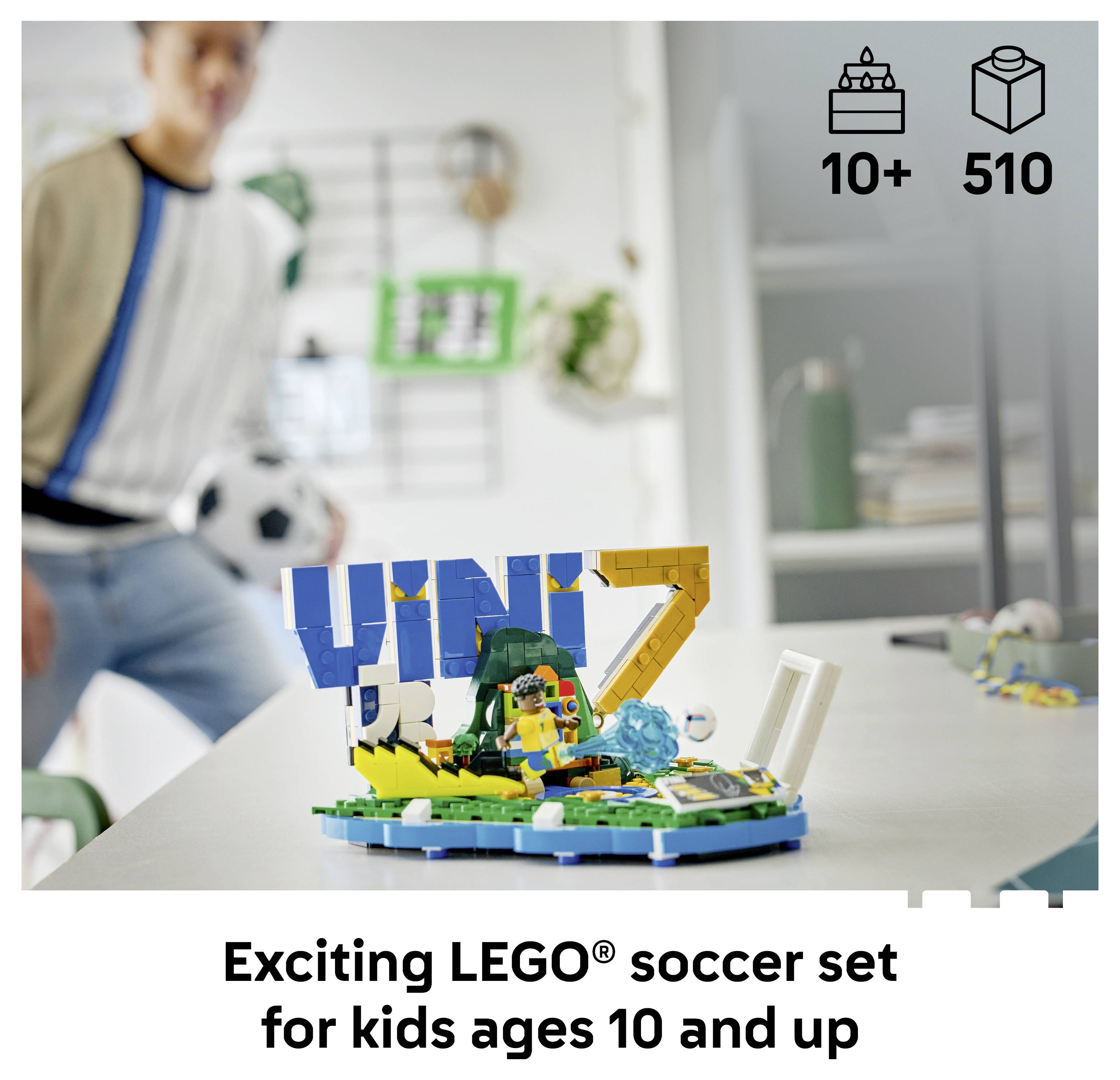 LEGO fotbalová sada na displeji s postaveným modelem na stole, rozostřené dítě v pozadí; text zní "Vzrušující LEGO fotbalová sada pro děti od 10 let" a ukazuje "10+" a "510" dílů.