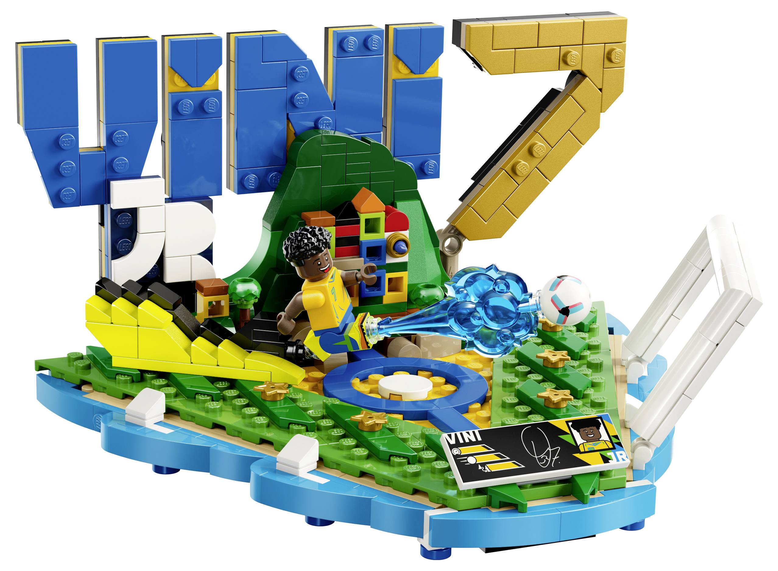 LEGO model v designu hřiště se slovy "UNITED" - figurka, brána, hřiště, míč a modrá základna na bílém pozadí.