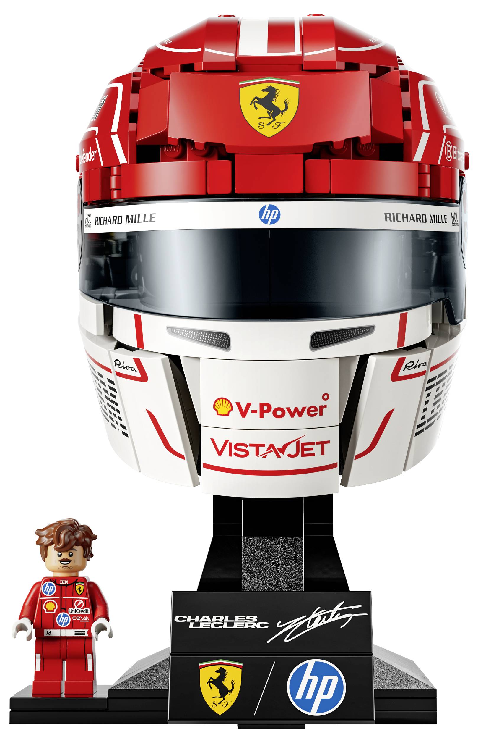 Velký model přilby s červeno-bílým zbarvením na stojanu, opatřený logy Ferrari a sponzorů, doplněný malou figurkou.