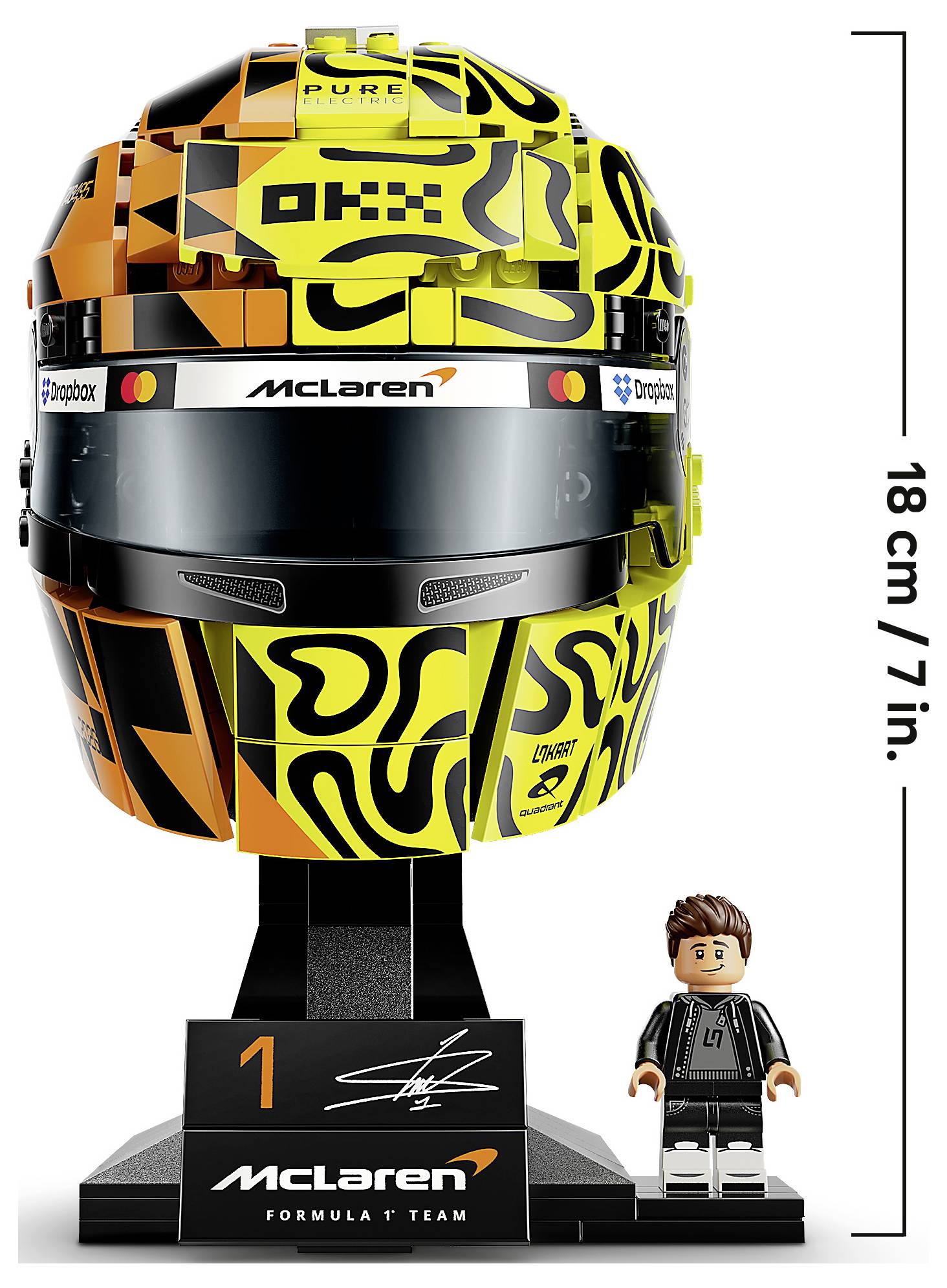 LEGO McLaren Formula 1 tým helmu model na postavci, zobrazený s minifigurkou pro měřítko a označený výškou 18 cm.