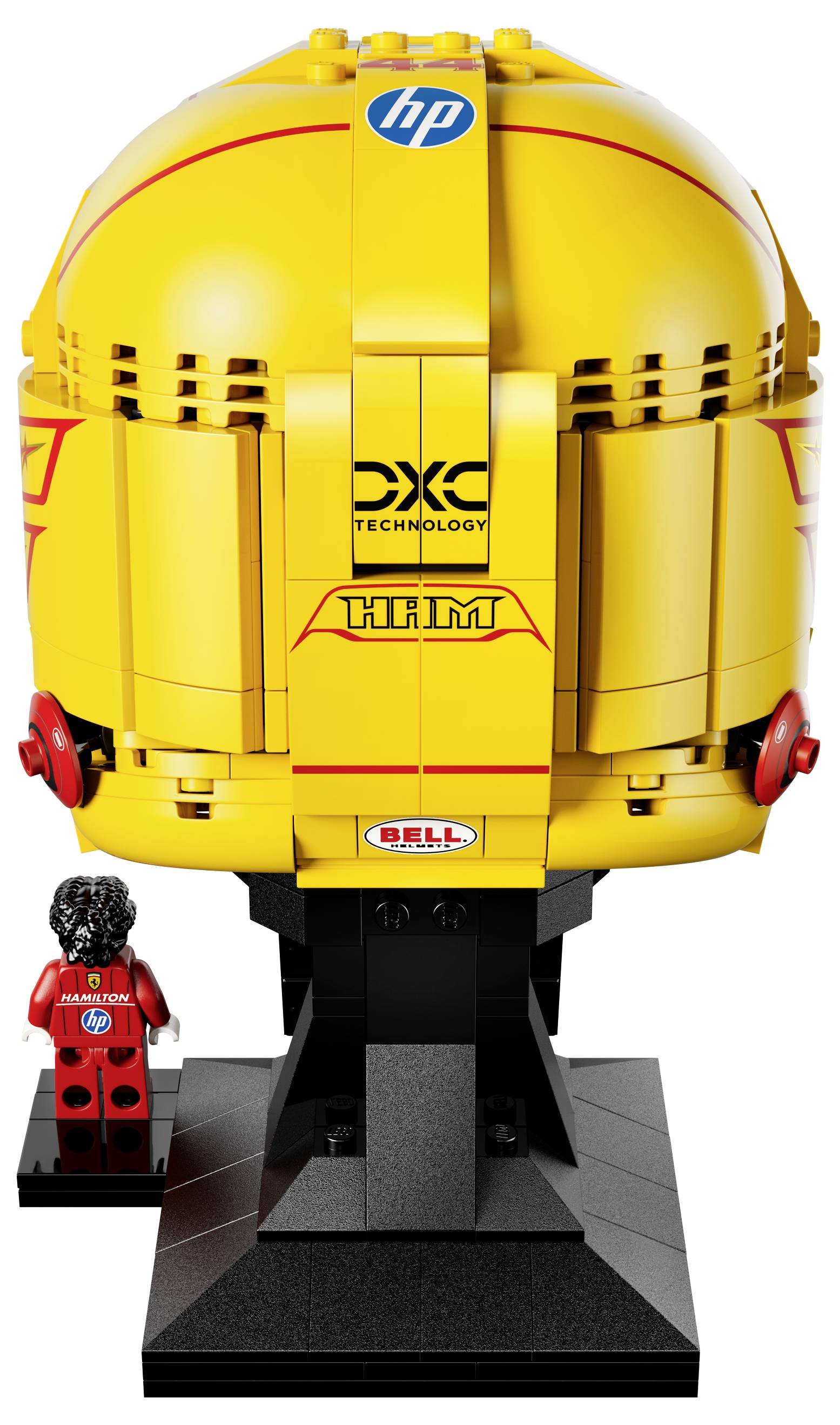 Detailní LEGO model žluté závodní přilby sponzorované značkou HP s minifigurkou v odpovídajícím závodním overalu stojící vedle ní.