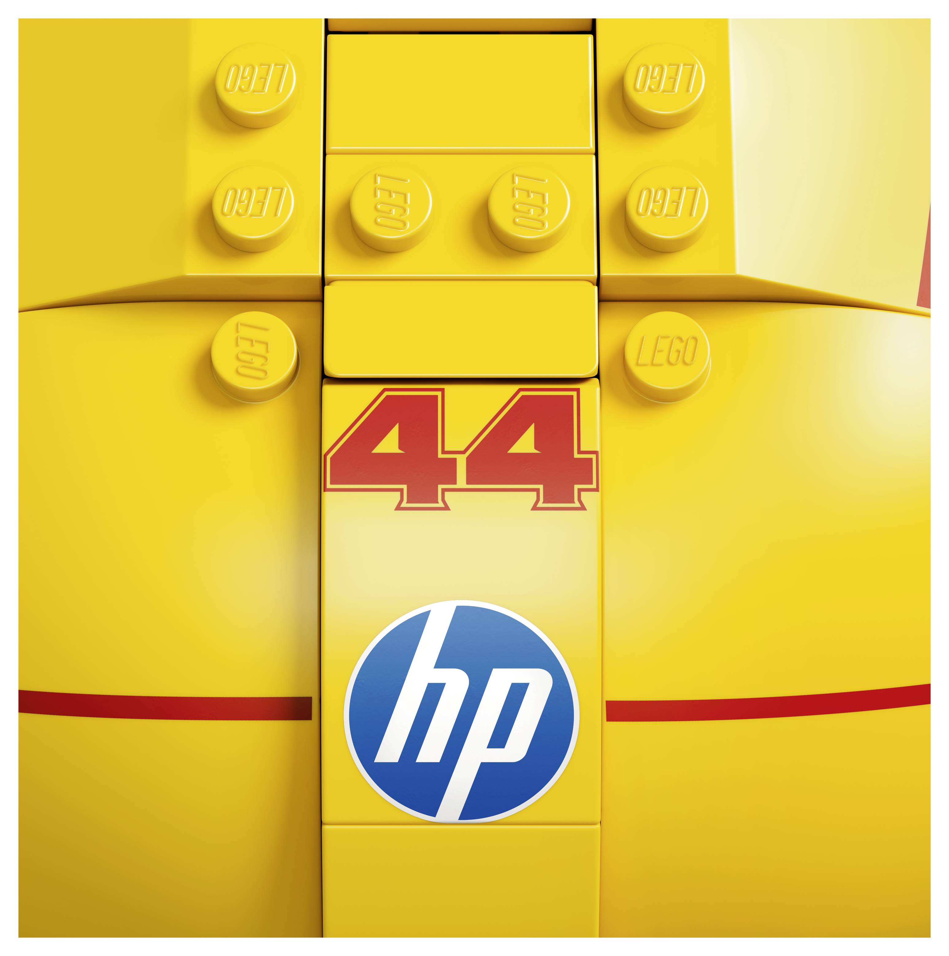 Žlutá LEGO kostka s číslem 44 v červené barvě a modrým logem HP, což naznačuje design hračkářského závodního vozu.