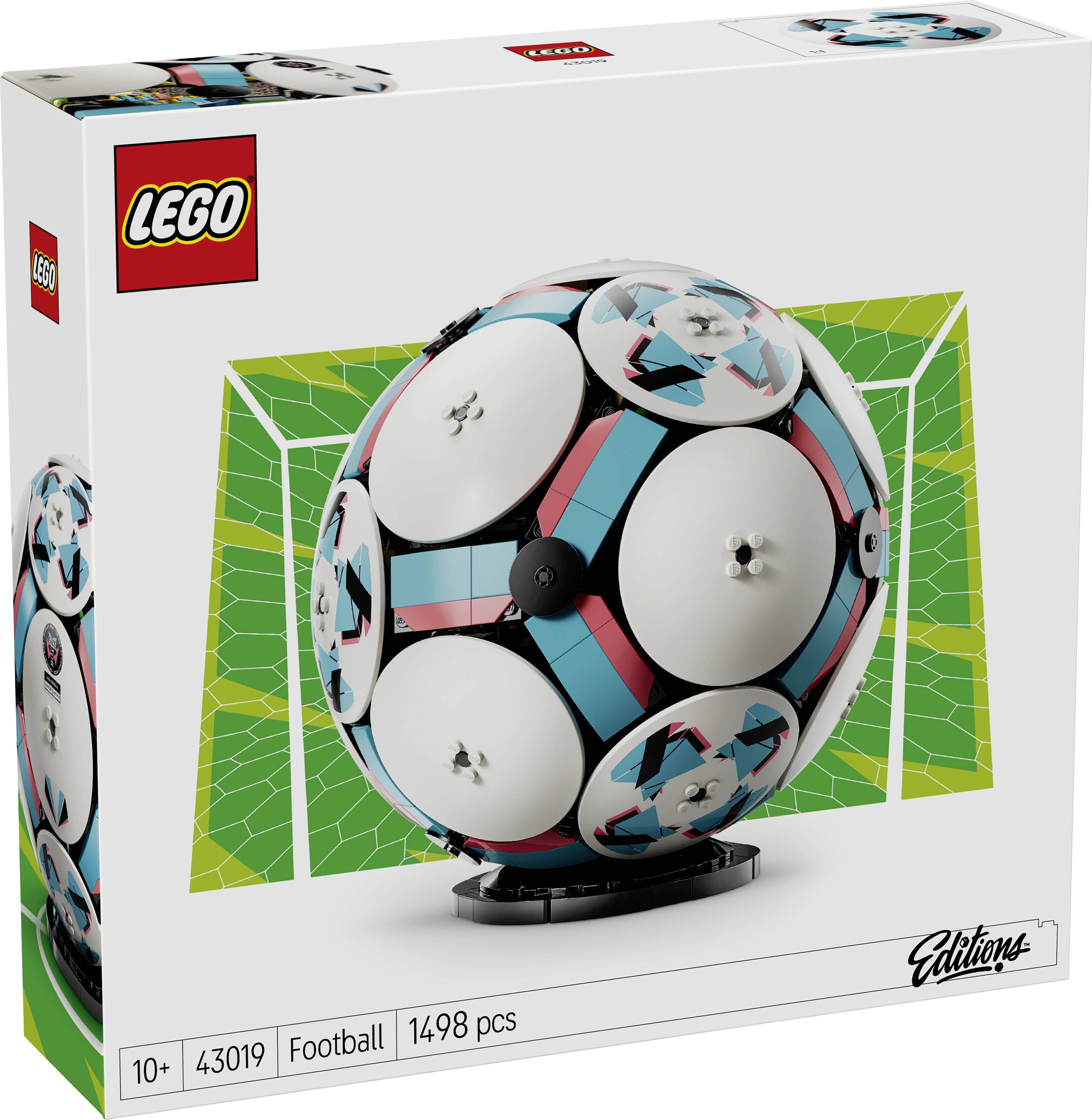 LEGO sada v krabici s velkým, barevným kulovitým modelem připomínajícím fotbal vyrobený z LEGO kostek, s detaily sady: '10+, 43019, Fotbal, 1498 ks'.