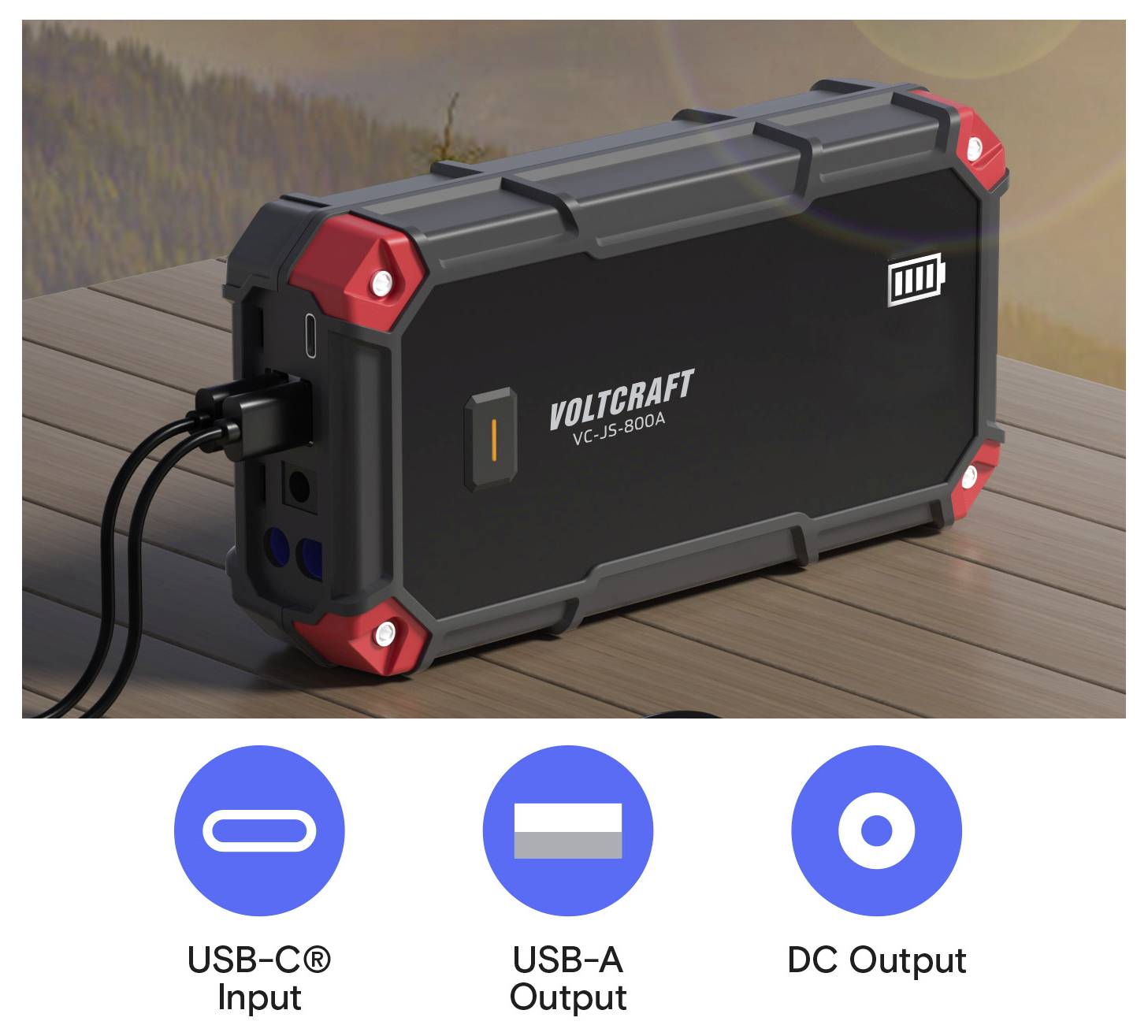 Přenosný akumulátor VOLTCRAFT na dřevěné ploše, se vstupem USB-C, výstupem USB-A a porty stejnosměrného napětí znázorněnými níže.