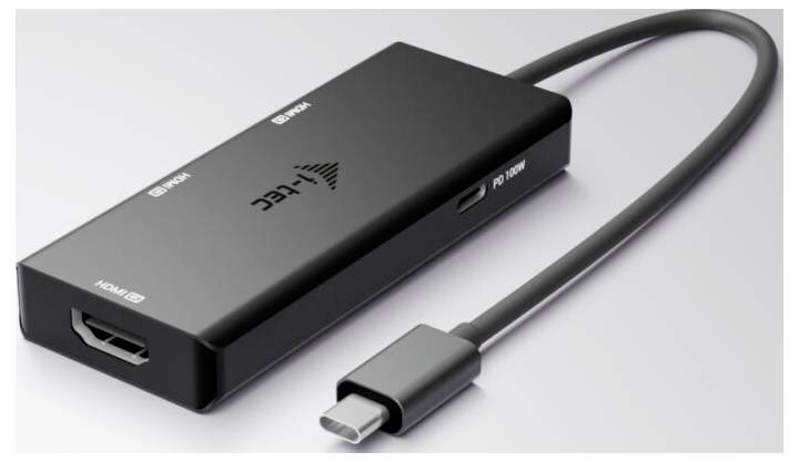 Stříbrný USB hub se třemi porty: dva porty USB-C na levé straně a dva porty USB 3.0 na pravé straně, připojené černým kabelem.