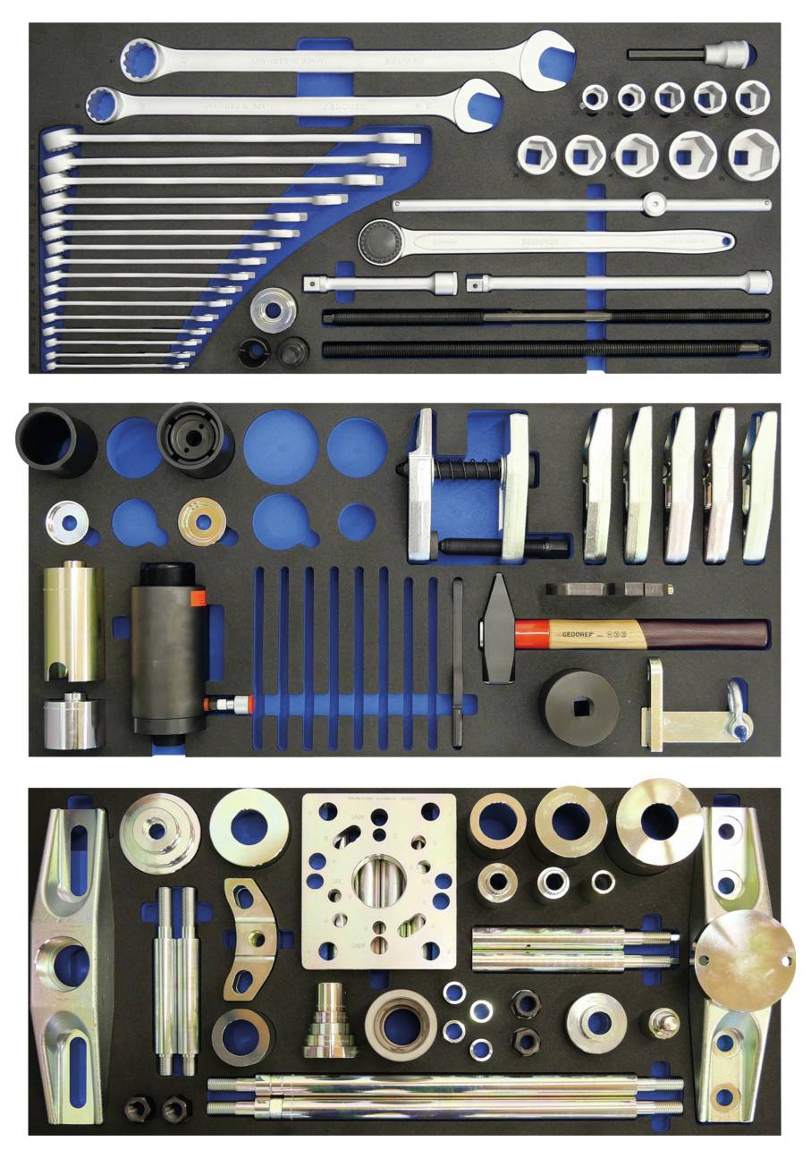 Sbírka organizovaných mechanických nástrojů a součástí, včetně klíčů, nástavců, šroubů a spojovacích prvků, které jsou úhledně uspořádány do tří sekcí.