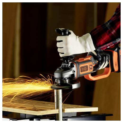 Osoba v rukavicích používá úhlovou brusku Black+Decker, která vytváří jiskry, k řezání kovového potrubí v dílnářském prostředí.