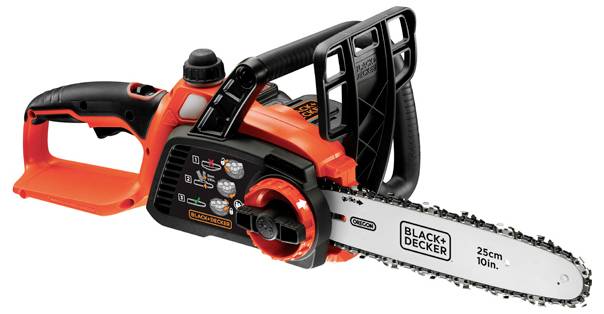 Červená a černá motorová pila s 10palcovým listem, s logem "BLACK+DECKER", vhodná pro malé řezací práce.