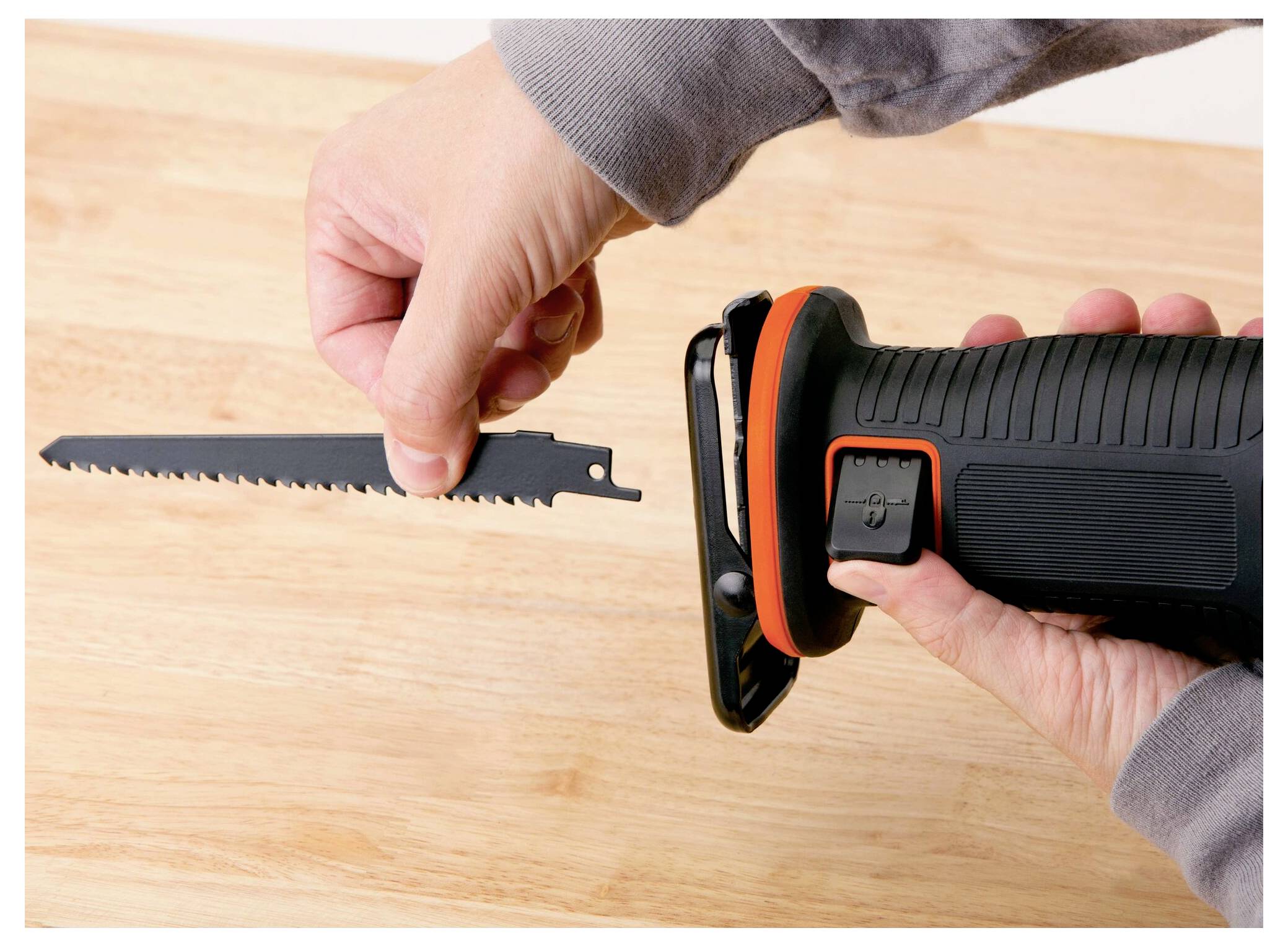 Black & Decker akumulátorová šavlová pila, akumulátor, vč. nabíječky, 18 V, 1.5 Ah, BDCR18-QW-4