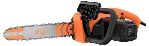 Oranžová a černá motorová pila s texturovanou rukojetí, kovový list ozdobený značkou „Black+Decker", určená pro řezání dřeva.