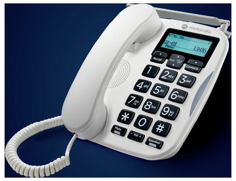 Drátový bílý telefon s velkými tlačítky a modrým displejem zobrazujícím 'C1-00', 'Menu', '21-01' a '13:06'.