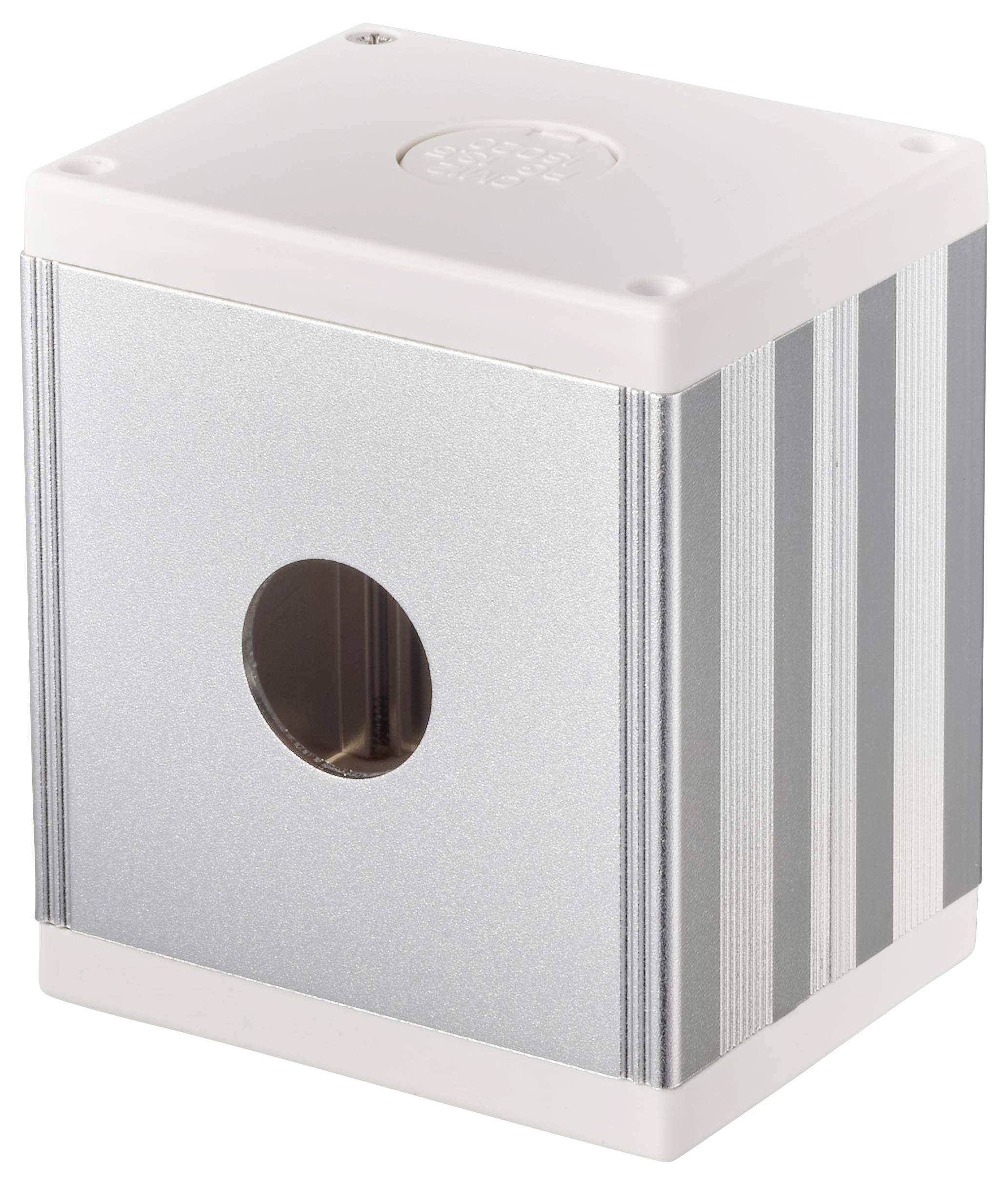 Stříbrná kovová krychle s kulatým otvorem na jedné straně, zobrazená na bílém pozadí.