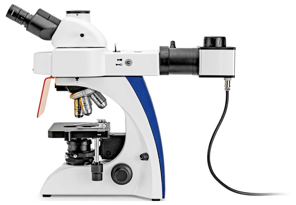 Laboratorní mikroskop s více čočkami a připojenou kamerou, který se používá pro podrobné pozorování a analýzu preparátů.