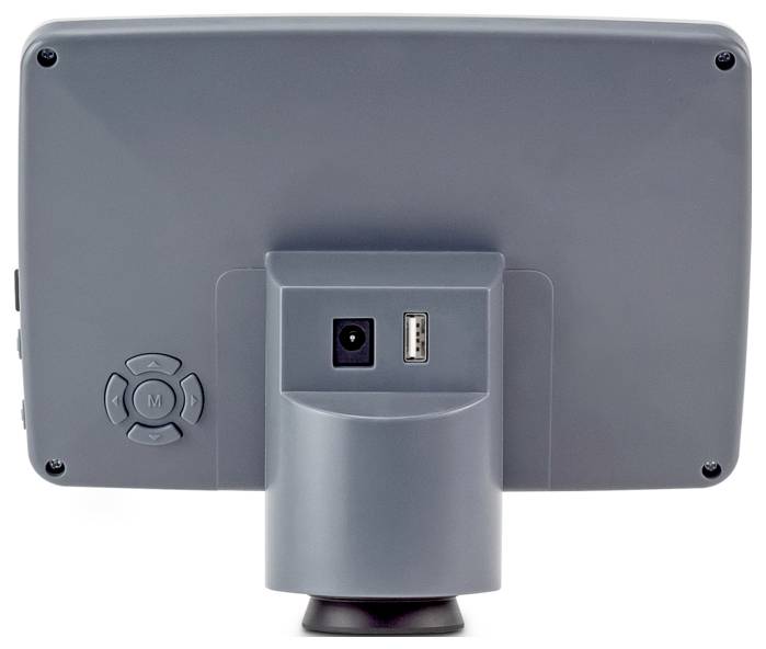 Přiblížený boční pohled na bílé elektronické zařízení zobrazující port USB a tlačítko. Zařízení má skloněný, úhlový design.