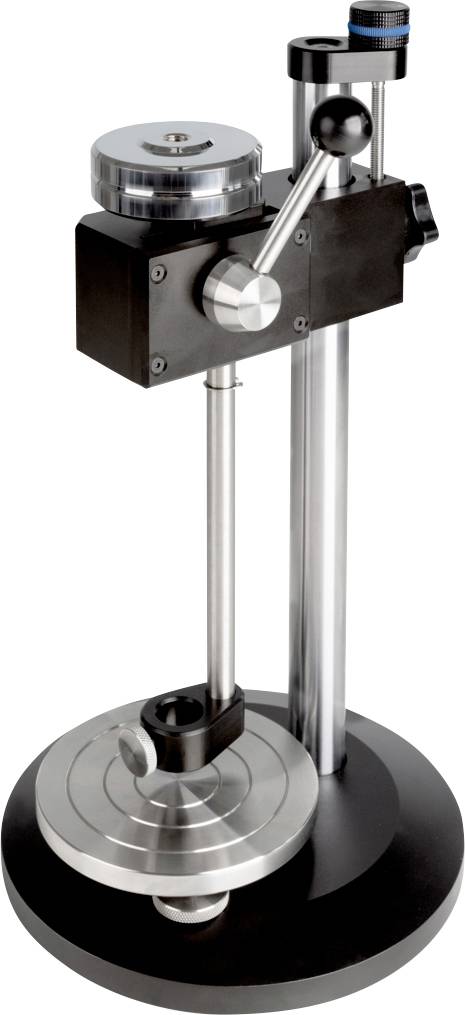 Přesný tester tvrdosti kovu s kruhovou základnou, svislými podpěrnými tyčemi a namontovaným mechanismem se pákou a číselníkovým manometrem.