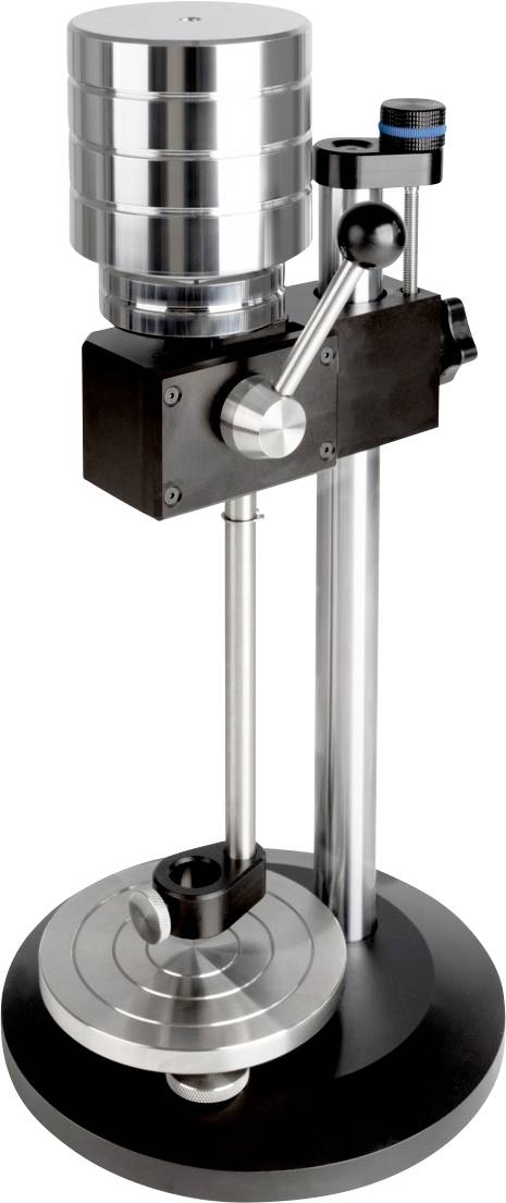 Metalurgický mikroskop se svislým stojanem a otáčejícími se knoflíky, používaný k zkoumání mikrostruktury kovů.