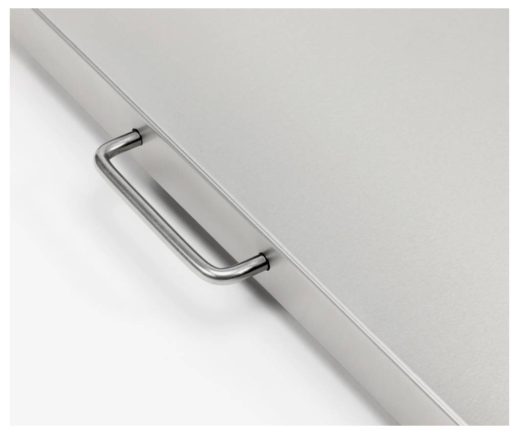 Elegantní kovový držadlo připevněné na okraji leštěného povrchu z nerezavějící oceli, které předvádí minimalistický design a hladkou texturu.