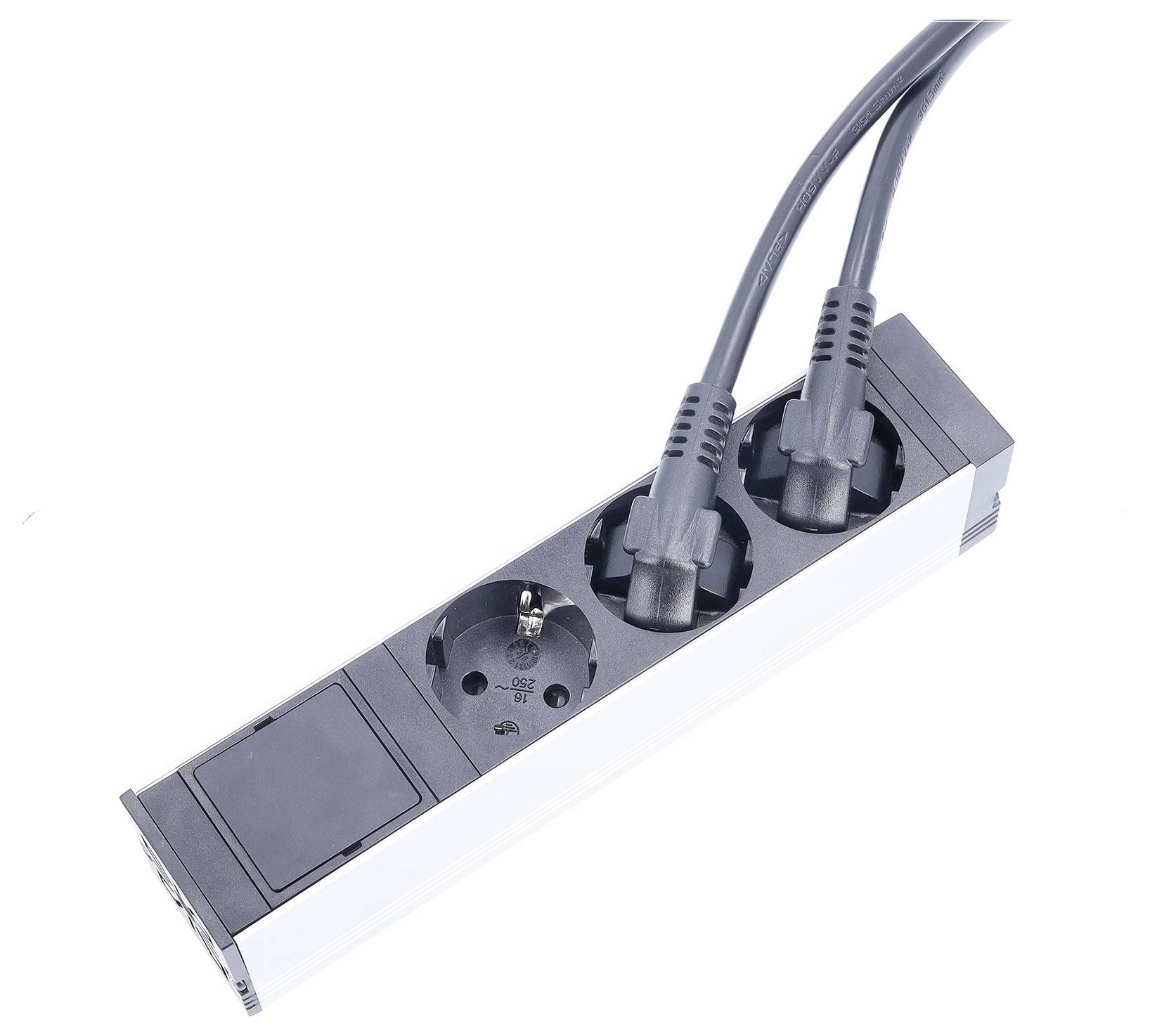 Zásuvková lišta se třemi zásuvkami, z nichž dvě jsou v používání s připojenými černými napájecími kabely. Třetí zásuvka je prázdná.