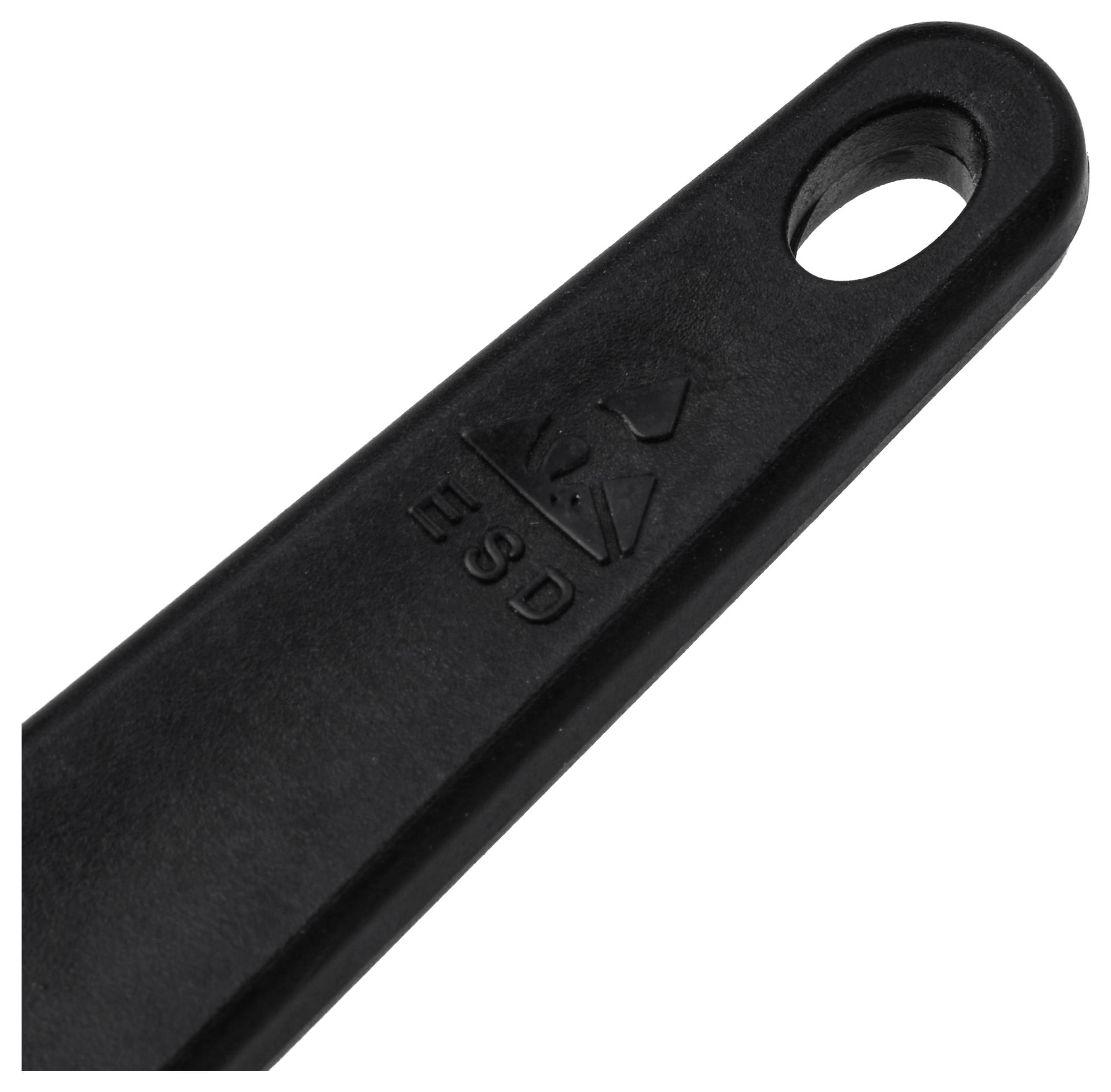 Detailní záběr na černý plastový popruh nebo rukojeť s oválným otvorem na jednom konci a vyvýšenými značkami na povrchu.